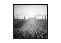 Holzhütten, Promenade, Rocky Beach, Frankreich, Schwarz-Weiß-Landschaftsfotografie