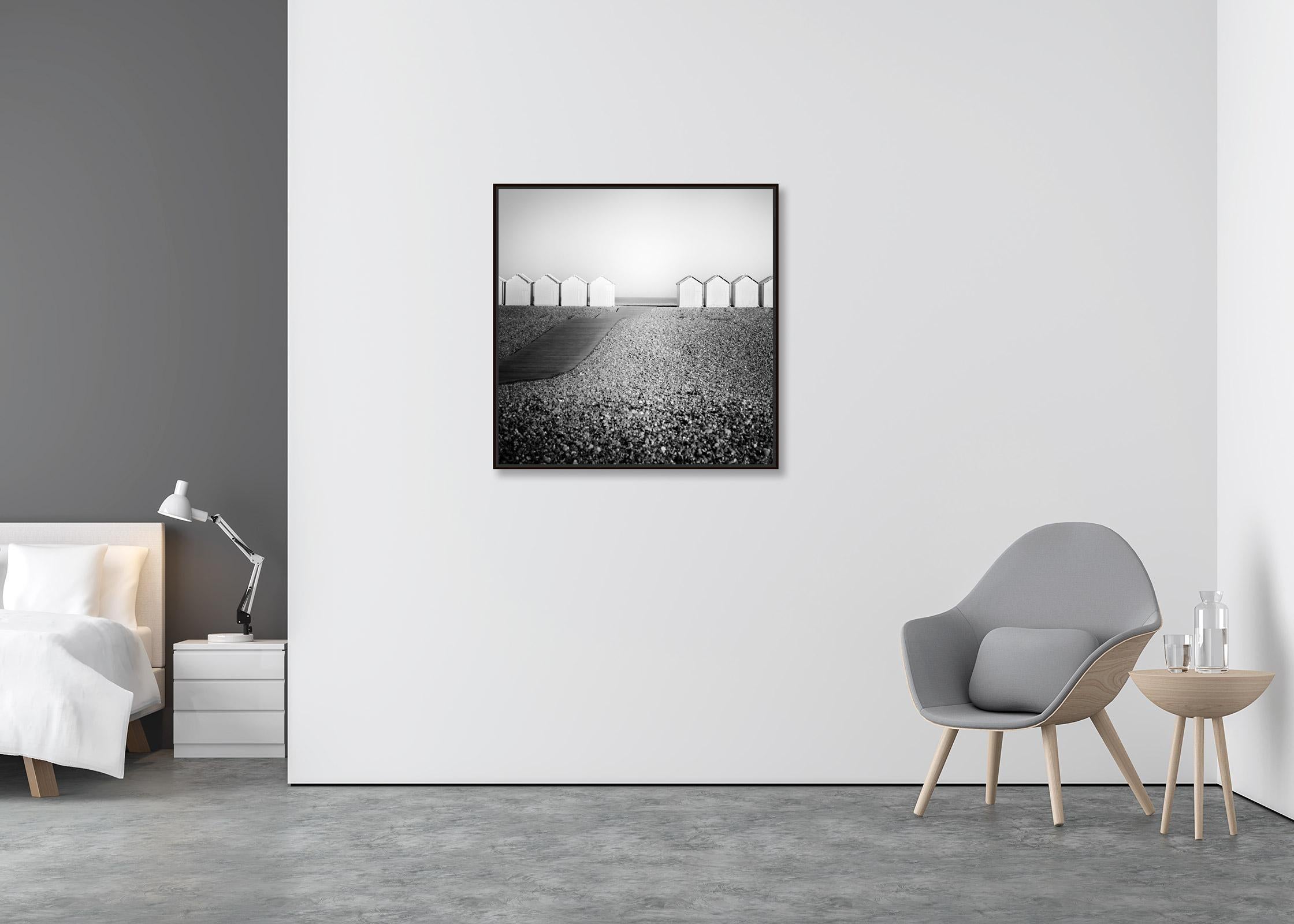Holzhütten, Promenade, Rocky Beach, Frankreich, Schwarz-Weiß-Landschaftsfotografie (Zeitgenössisch), Photograph, von Gerald Berghammer