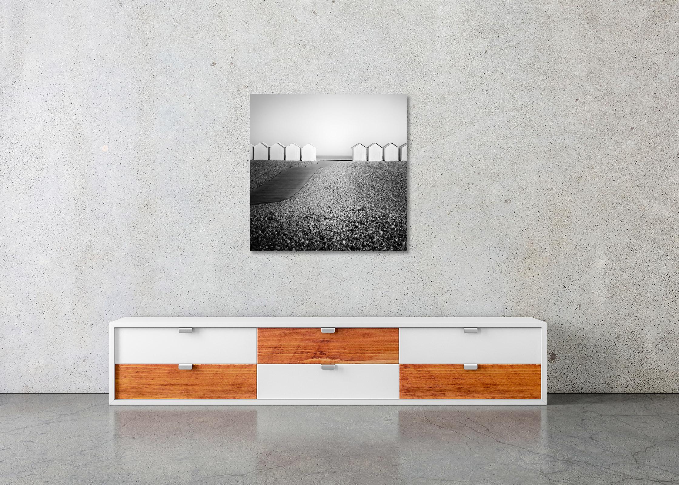 Huts en bois, Promenade, Rocky Beach, France, photographies de paysages en noir et blanc en vente 2
