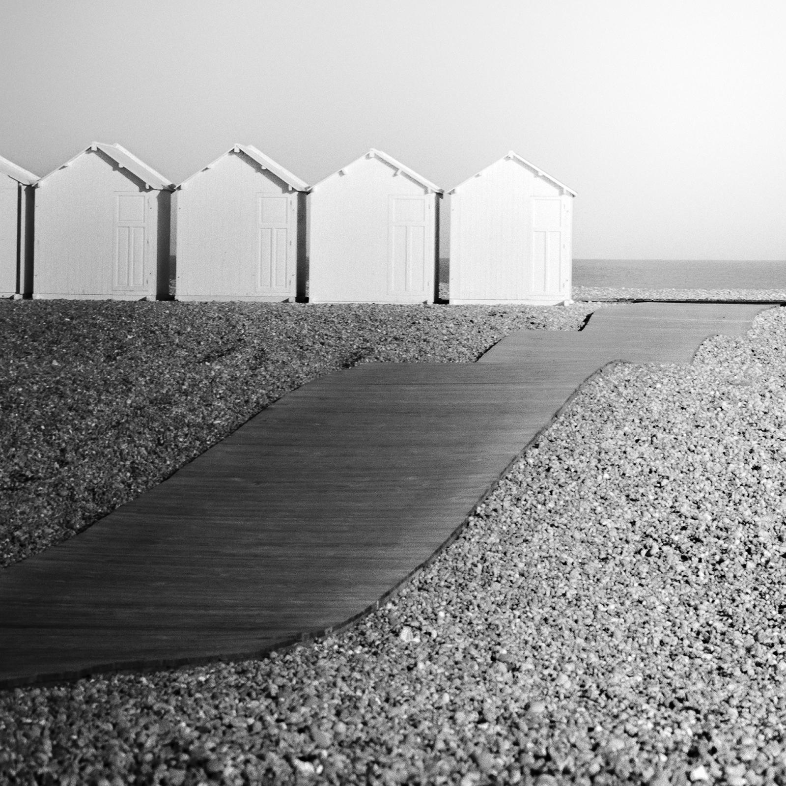 Huts en bois, Promenade, Rocky Beach, France, photographies de paysages en noir et blanc en vente 3