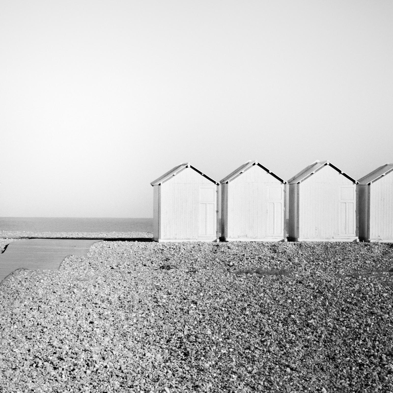 Holzhütten, Promenade, Rocky Beach, Frankreich, Schwarz-Weiß-Landschaftsfotografie im Angebot 5