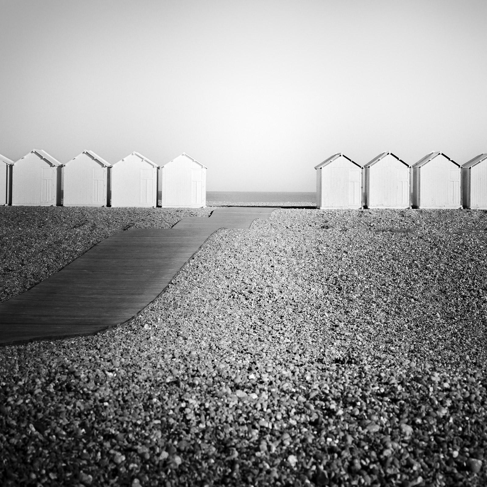 Gerald Berghammer Black and White Photograph – Holzhütten, Promenade, Rocky Beach, Frankreich, Schwarz-Weiß-Landschaftsfotografie