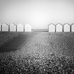 Huts en bois, Promenade, Rocky Beach, France, photographies de paysages en noir et blanc