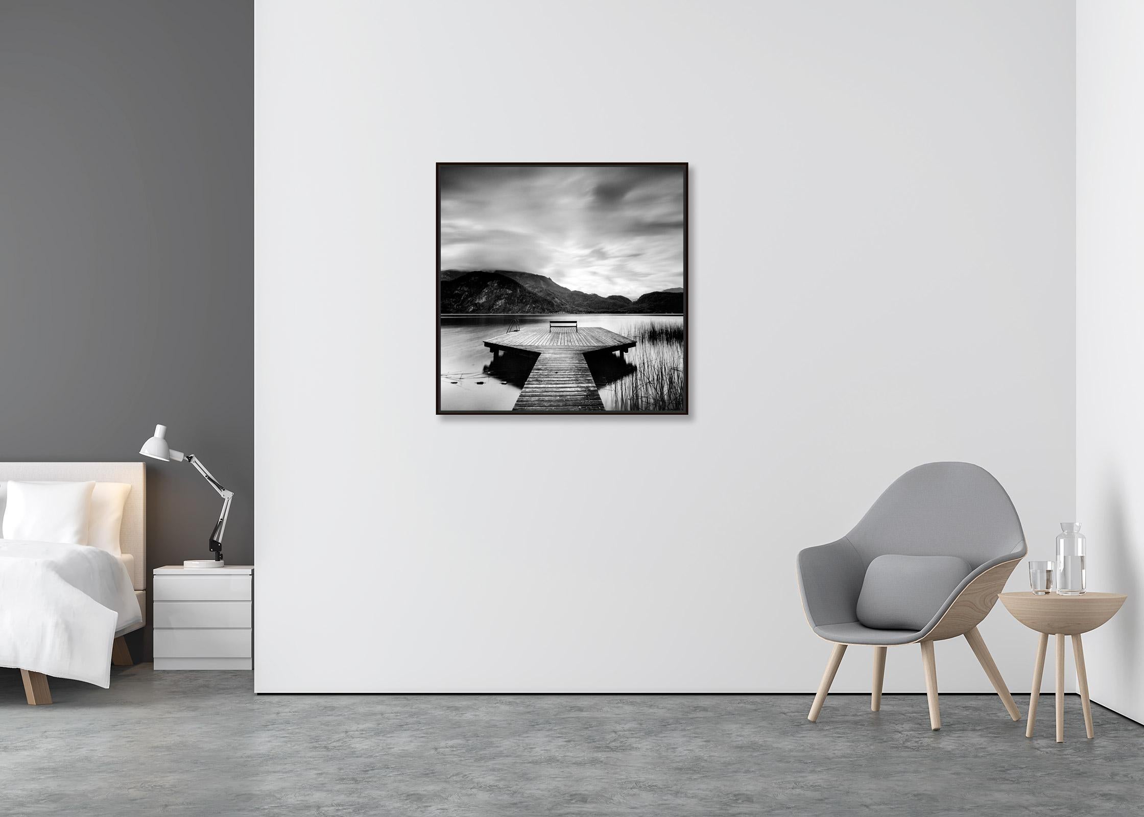 Wood Pier, lac, nuageux, orage, photographie en noir et blanc, paysage aquatique d'art - Contemporain Photograph par Gerald Berghammer