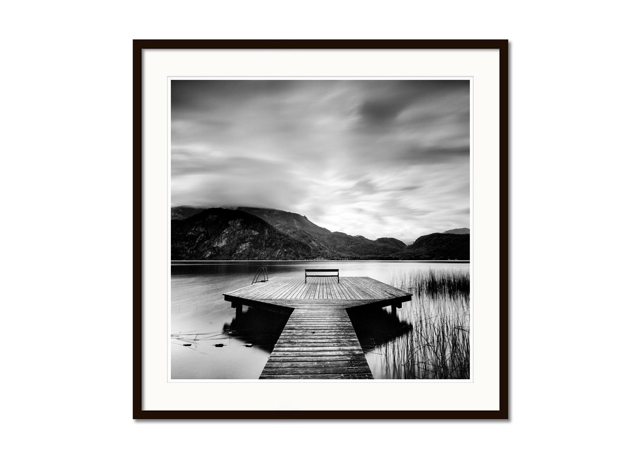 Wood Pier, lac, nuageux, orage, photographie en noir et blanc, paysage aquatique d'art - Gris Black and White Photograph par Gerald Berghammer