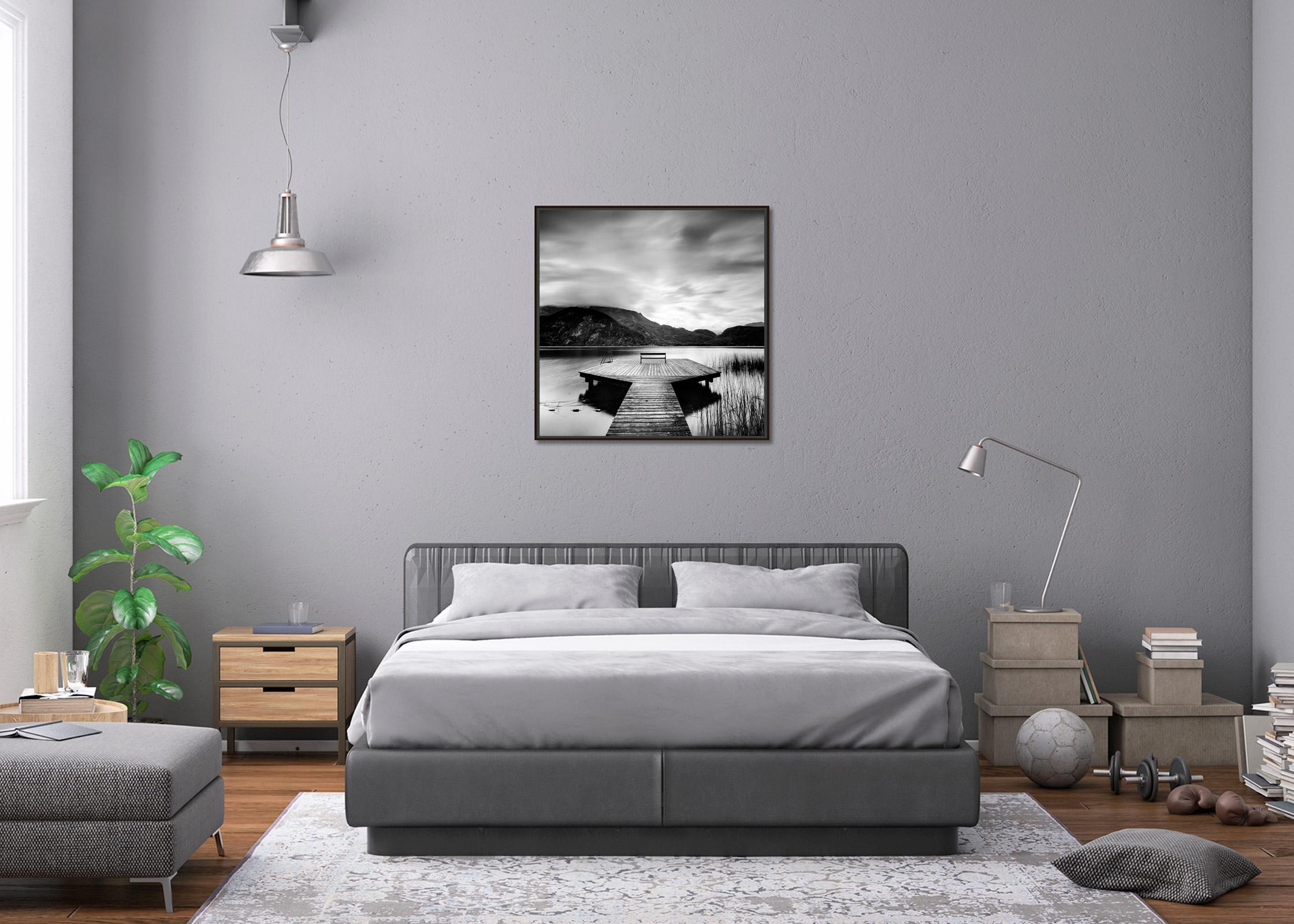 Wood Pier, lac, nuageux, orage, photographie en noir et blanc, paysage aquatique d'art en vente 1