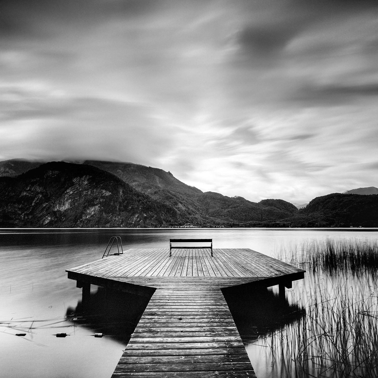 Black and White Photograph Gerald Berghammer - Wood Pier, lac, nuageux, orage, photographie en noir et blanc, paysage aquatique d'art