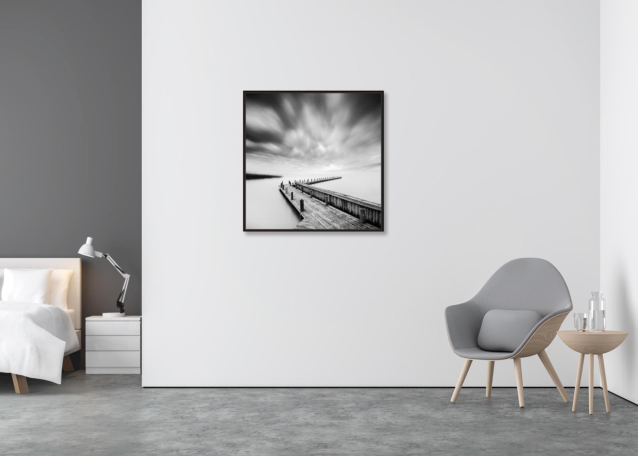 Pfeiler, See, Sturm, lange Belichtungsbelichtung Schwarz-Weiß-Fotografie-Landschaft (Zeitgenössisch), Photograph, von Gerald Berghammer