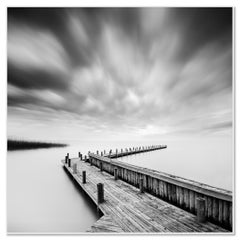 Molo di Wood su un lago durante una tempesta, foto a lunga esposizione in bianco e nero di un paesaggio acquatico