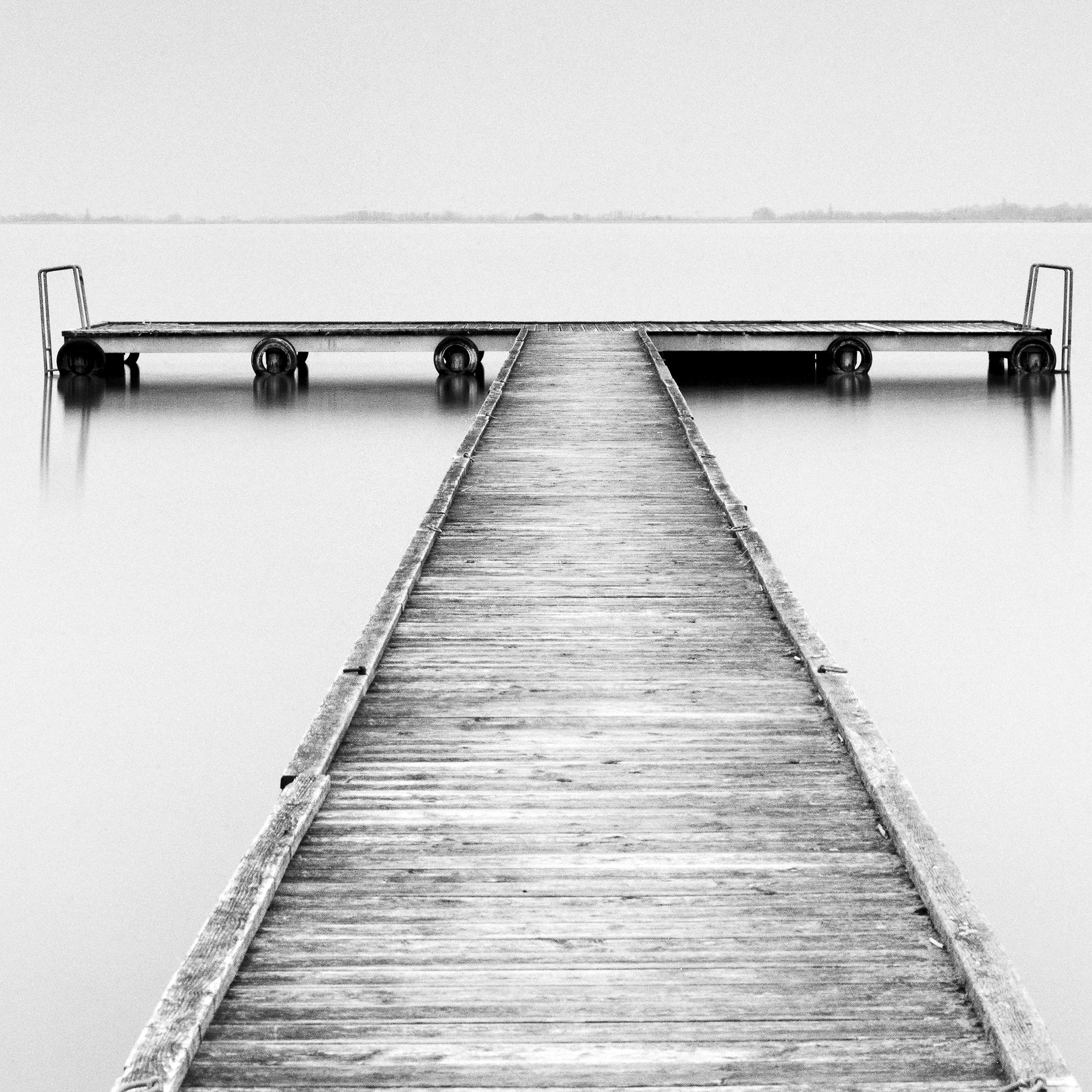 Wood Pier Panorama, noir et blanc minimaliste, photographie, édition limitée en vente 7
