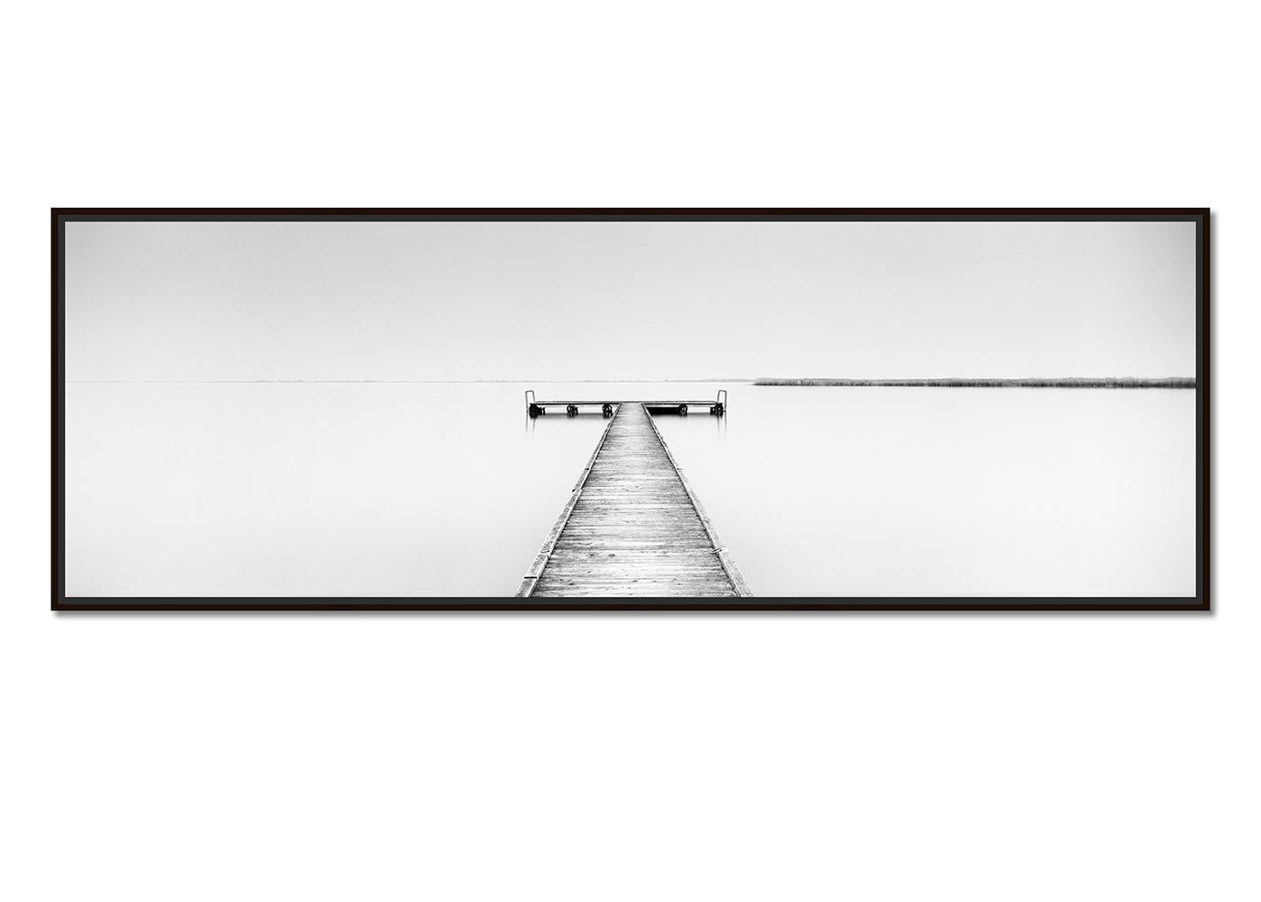 Wood Pier Panorama, minimalista en blanco y negro, fotografía, edición limitada - Photograph de Gerald Berghammer