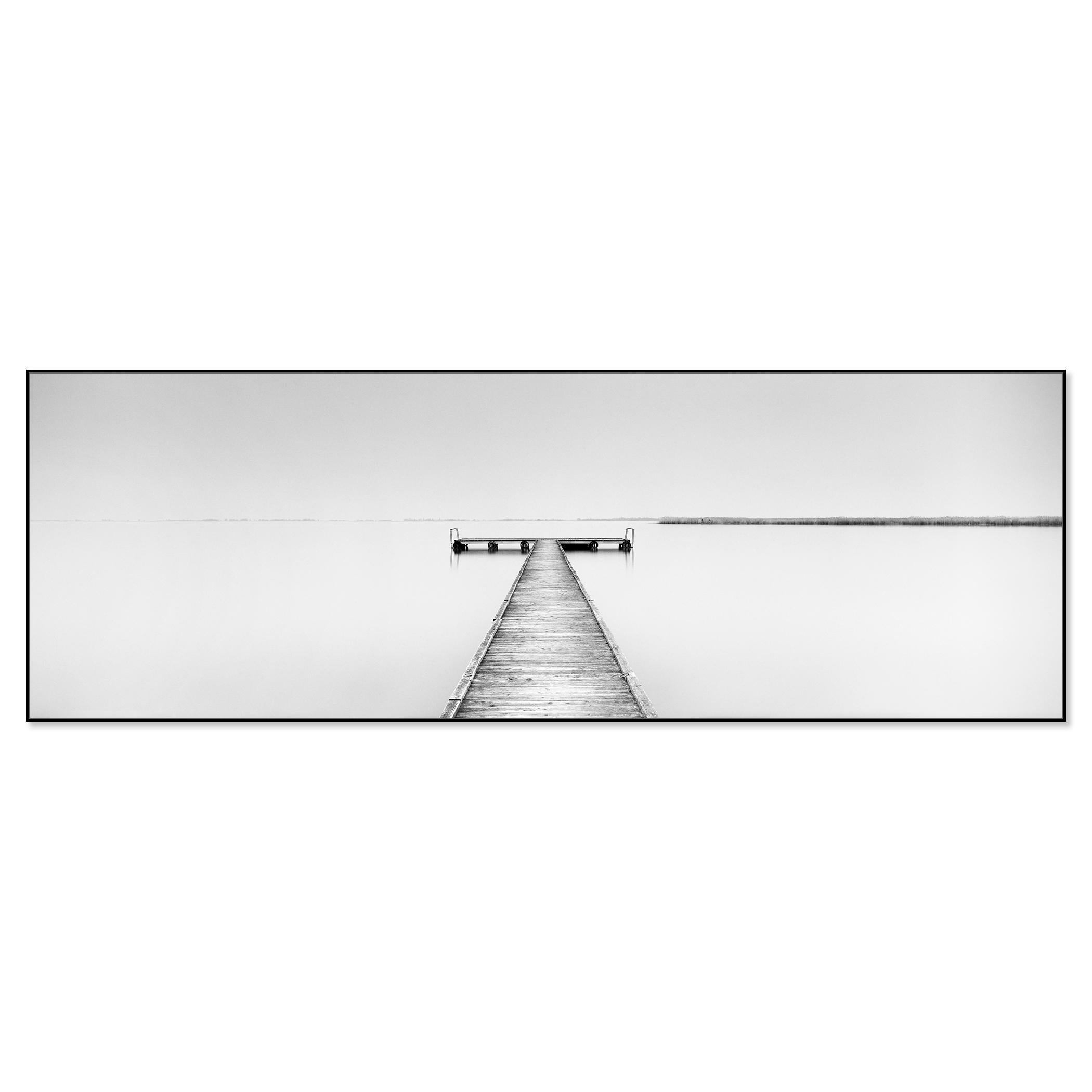 Wood Pier Panorama, noir et blanc minimaliste, photographie, édition limitée - Photograph de Gerald Berghammer