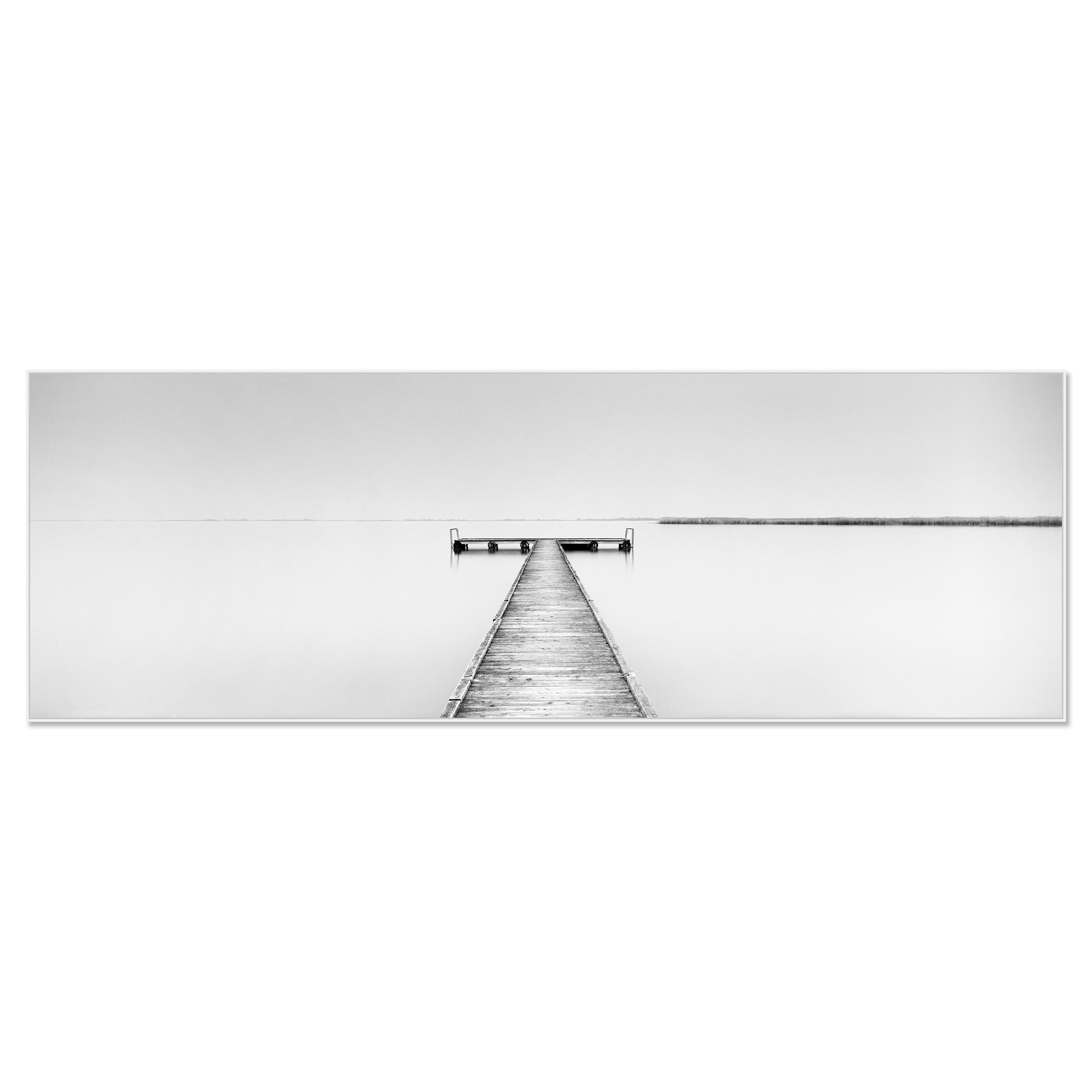 Wood Pier Panorama, noir et blanc minimaliste, photographie, édition limitée - Contemporain Photograph par Gerald Berghammer