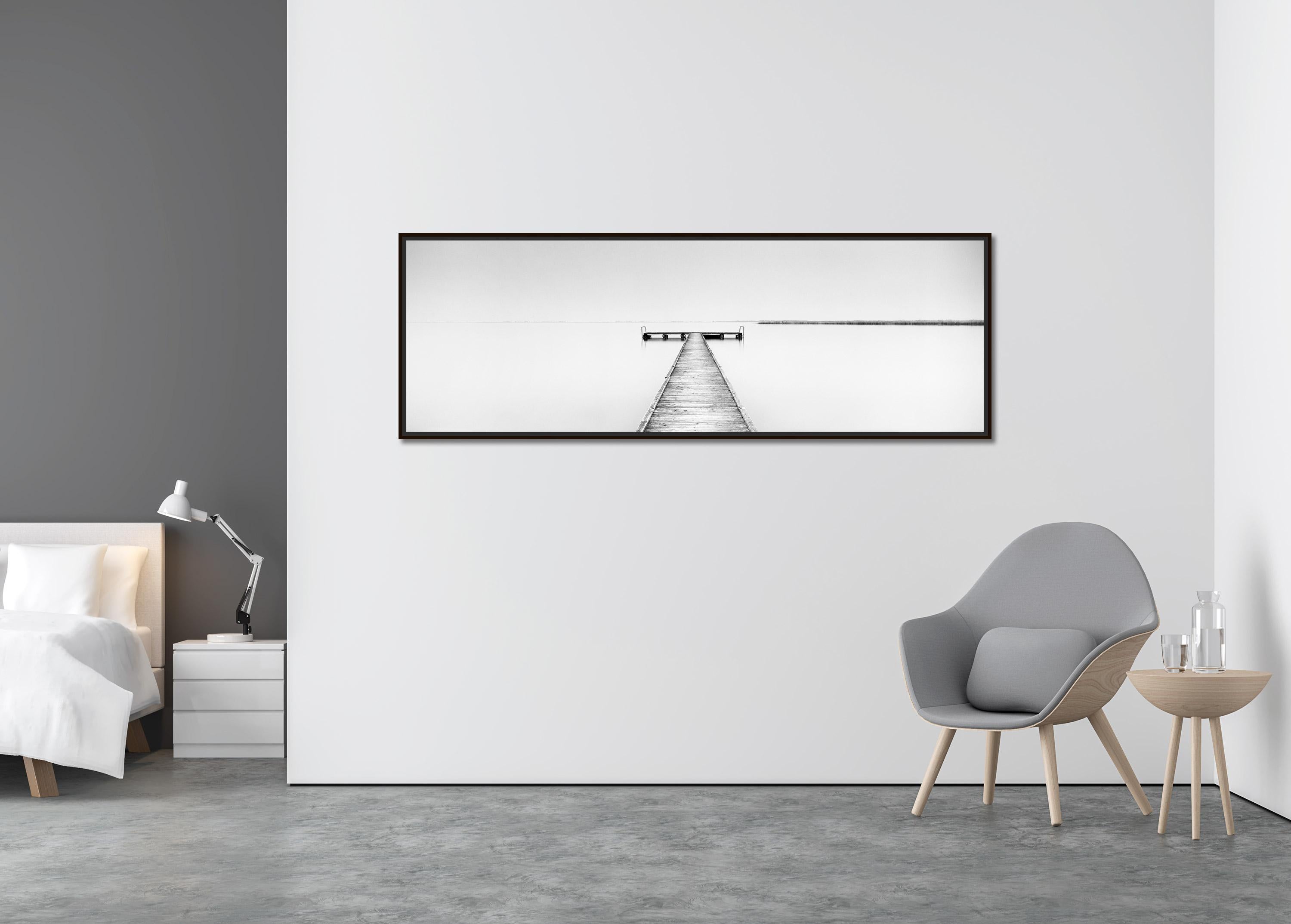 Holz-Pfeiler Panorama, minimalistischer Schwarz-Weiß-Wasserlandschaftsfotografie-Kunstdruck (Zeitgenössisch), Photograph, von Gerald Berghammer