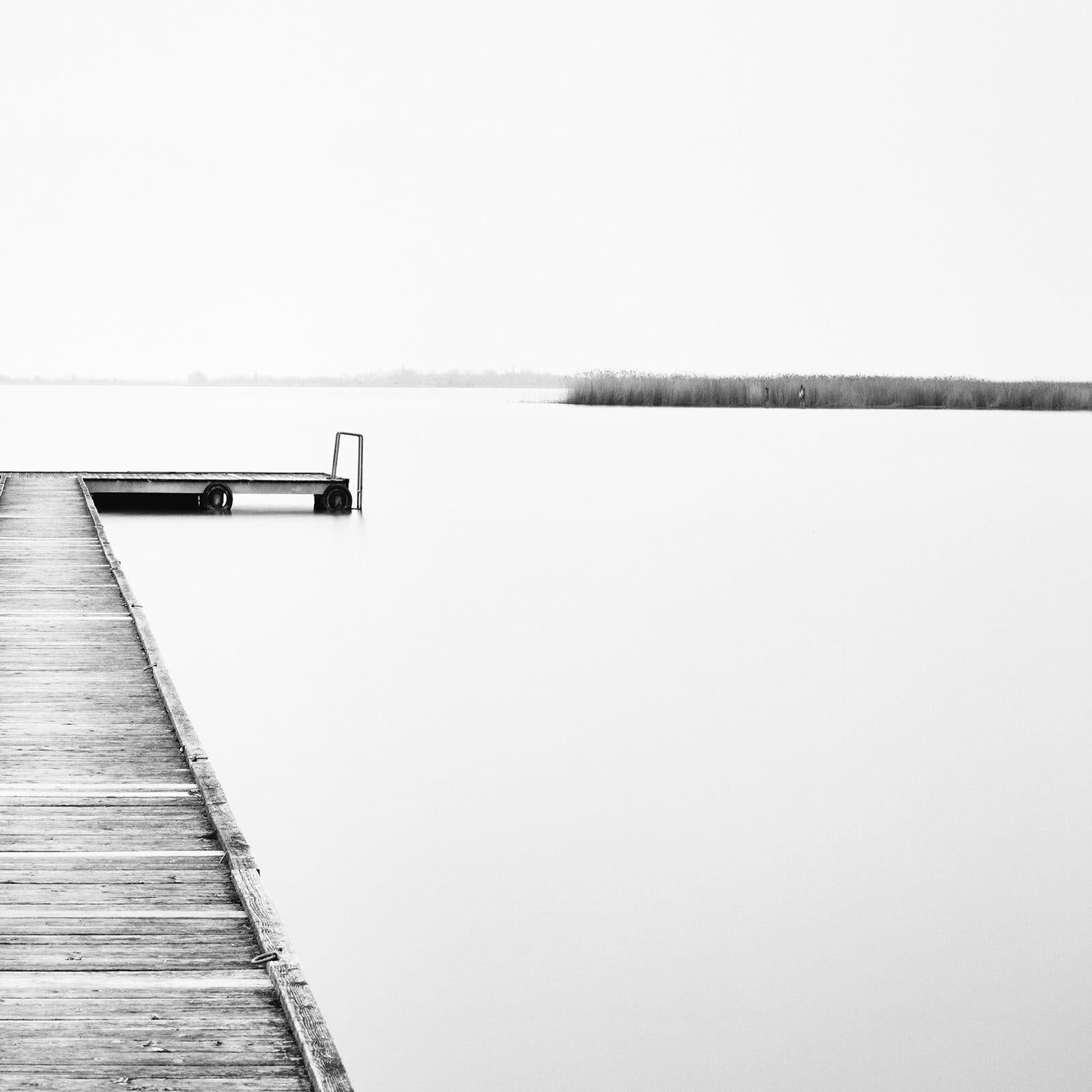 Wood Pier, matinée ensoleillée, édition limitée de photographies en noir et blanc, watescape en vente 5