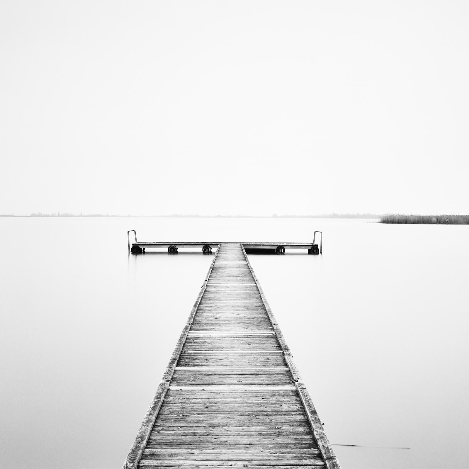 Wood Pier, matinée ensoleillée, édition limitée de photographies en noir et blanc, watescape en vente 3