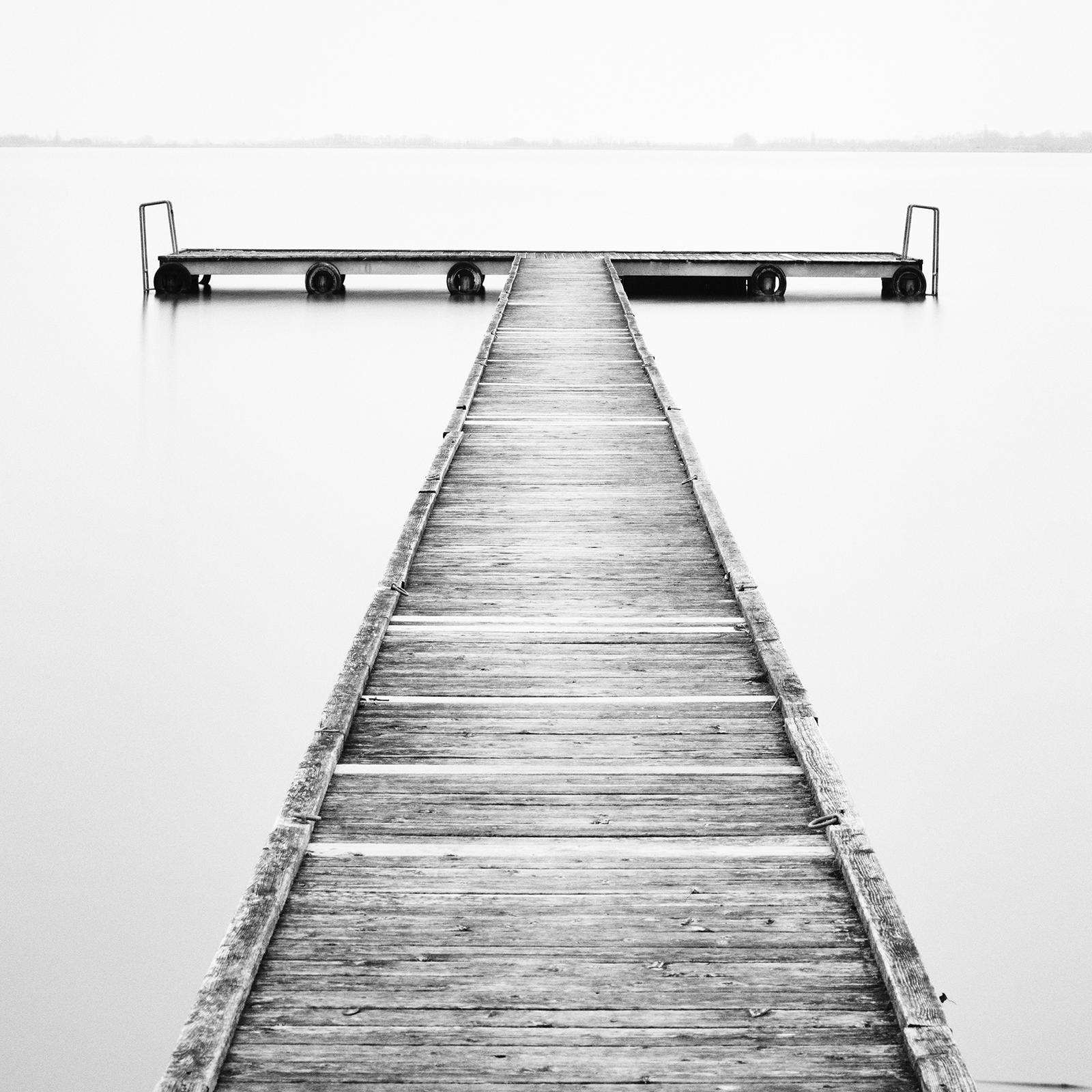 Wood Pier, matinée ensoleillée, édition limitée de photographies en noir et blanc, watescape en vente 4
