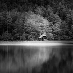 Wooden Boat House, Schwarz-Weiß-Fotografie mit langer Belichtungszeit, Kunstlandschaft