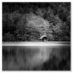 Casa della barca in legno, fotografia in bianco e nero, edizione limitata, paesaggio lacustre