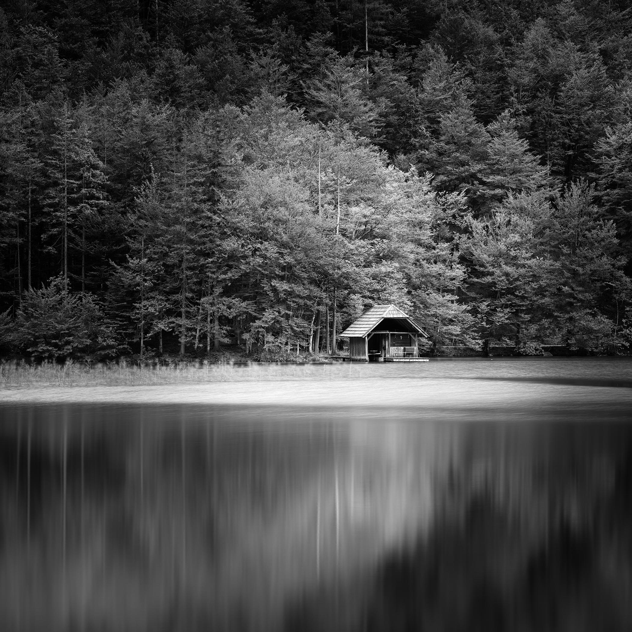 Wooden Boat House, photographie en noir et blanc, édition limitée, paysage lacustre