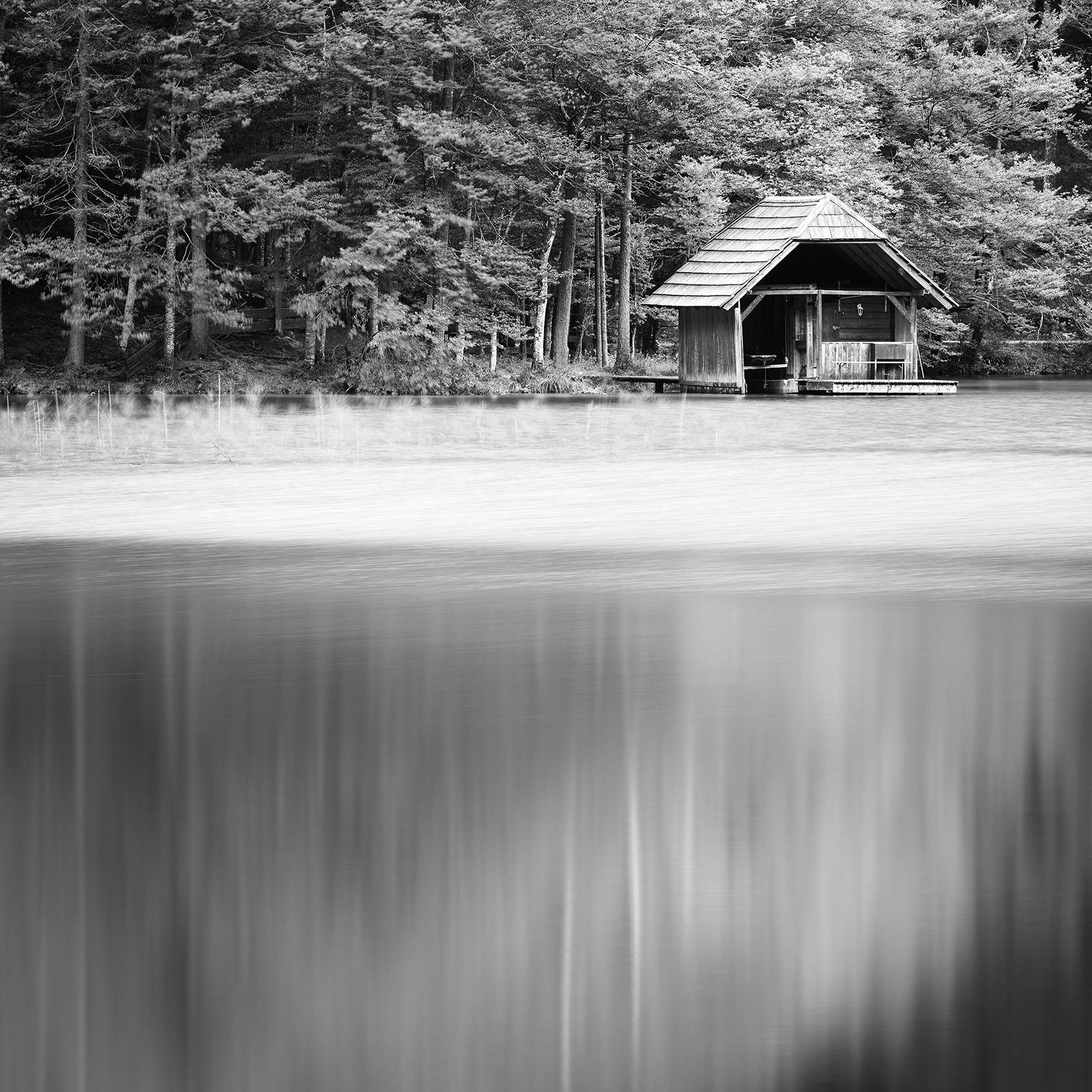 Holzboothaus, See, Wald, Österreich, Schwarz-Weiß-Fotografie, Landschaft im Angebot 6