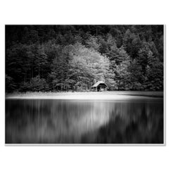 «Wooden Boathouse»: fotografía minimalista en blanco y negro de edición limitada