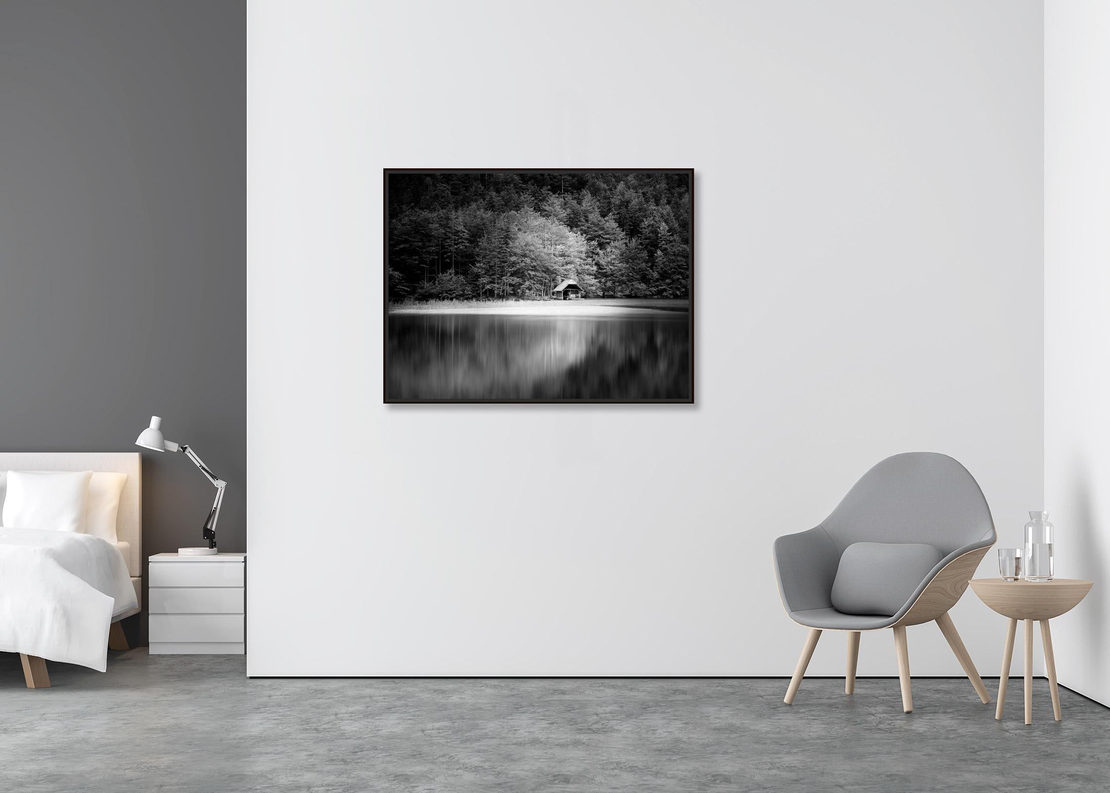 Holzboothaus, See, Wald, Österreich, Schwarz-Weiß-Fotografie, Landschaft (Zeitgenössisch), Photograph, von Gerald Berghammer