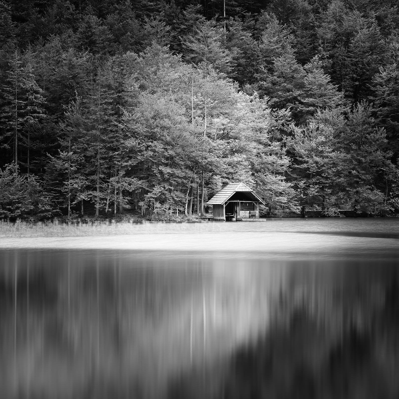 Holzboothaus, See, Wald, Österreich, Schwarz-Weiß-Fotografie, Landschaft im Angebot 4