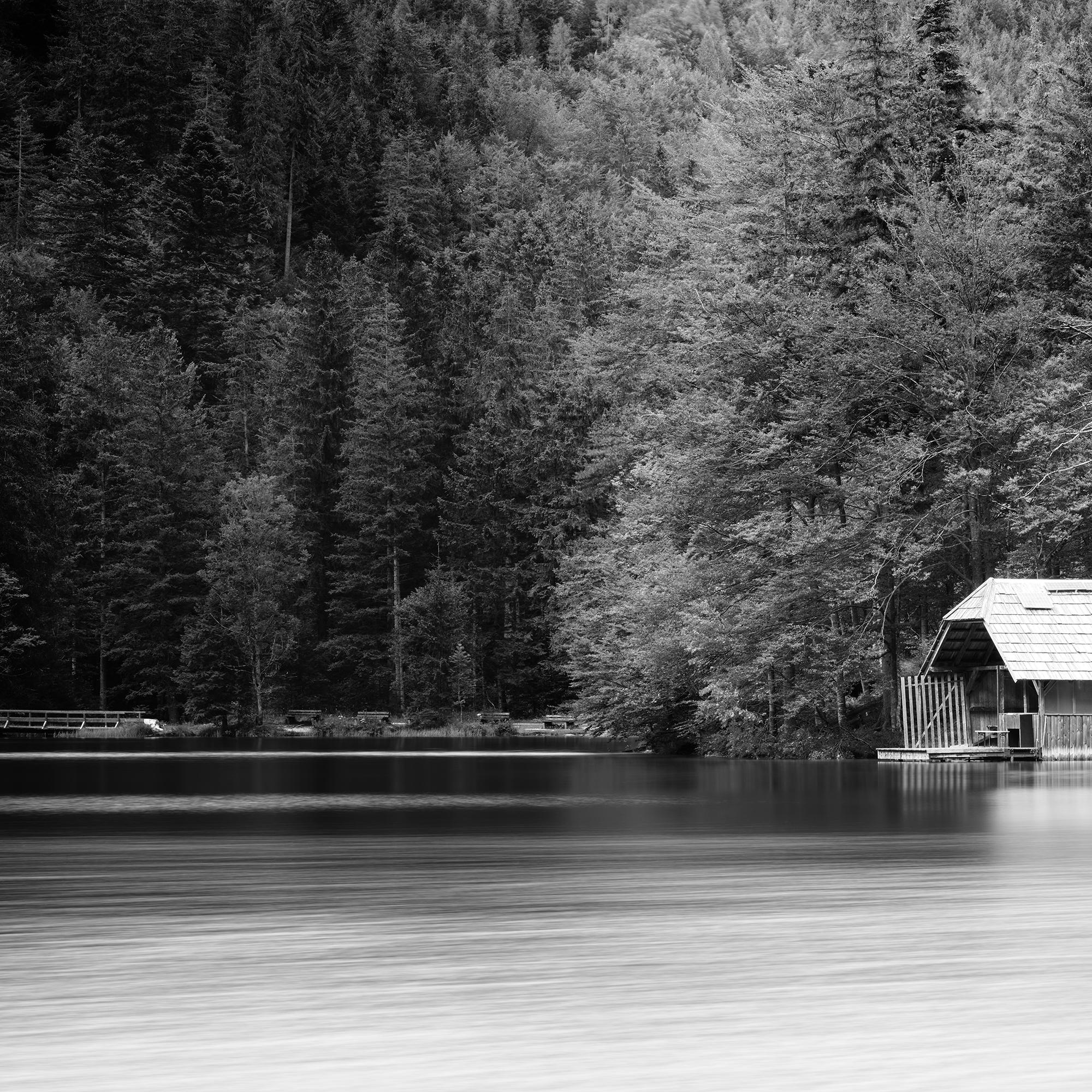Panorama d'un bateau en bois, Autriche, photographie d'art en noir et blanc d'un paysage aquatique en vente 5