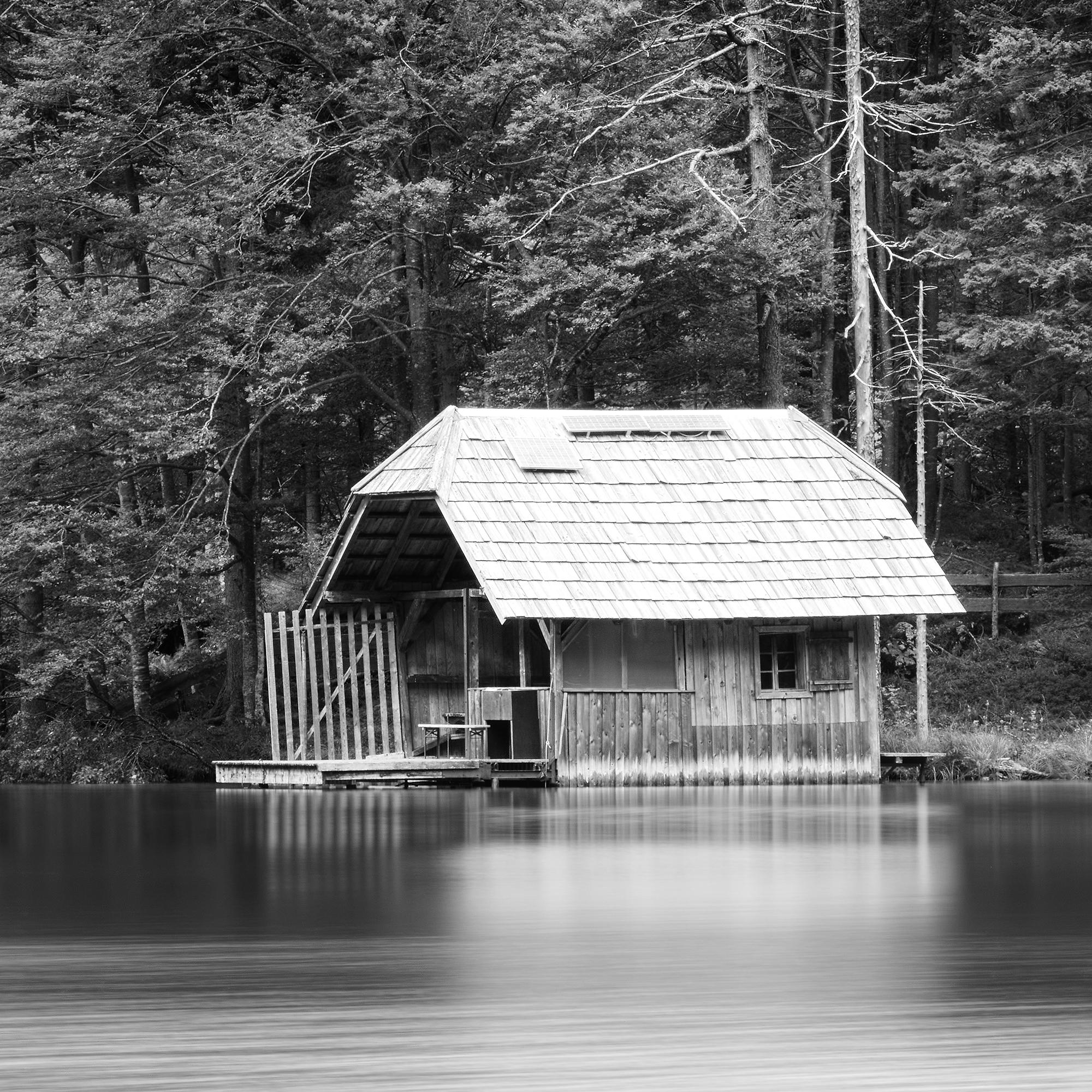 Panorama d'un bateau en bois, Autriche, photographie d'art en noir et blanc d'un paysage aquatique en vente 7