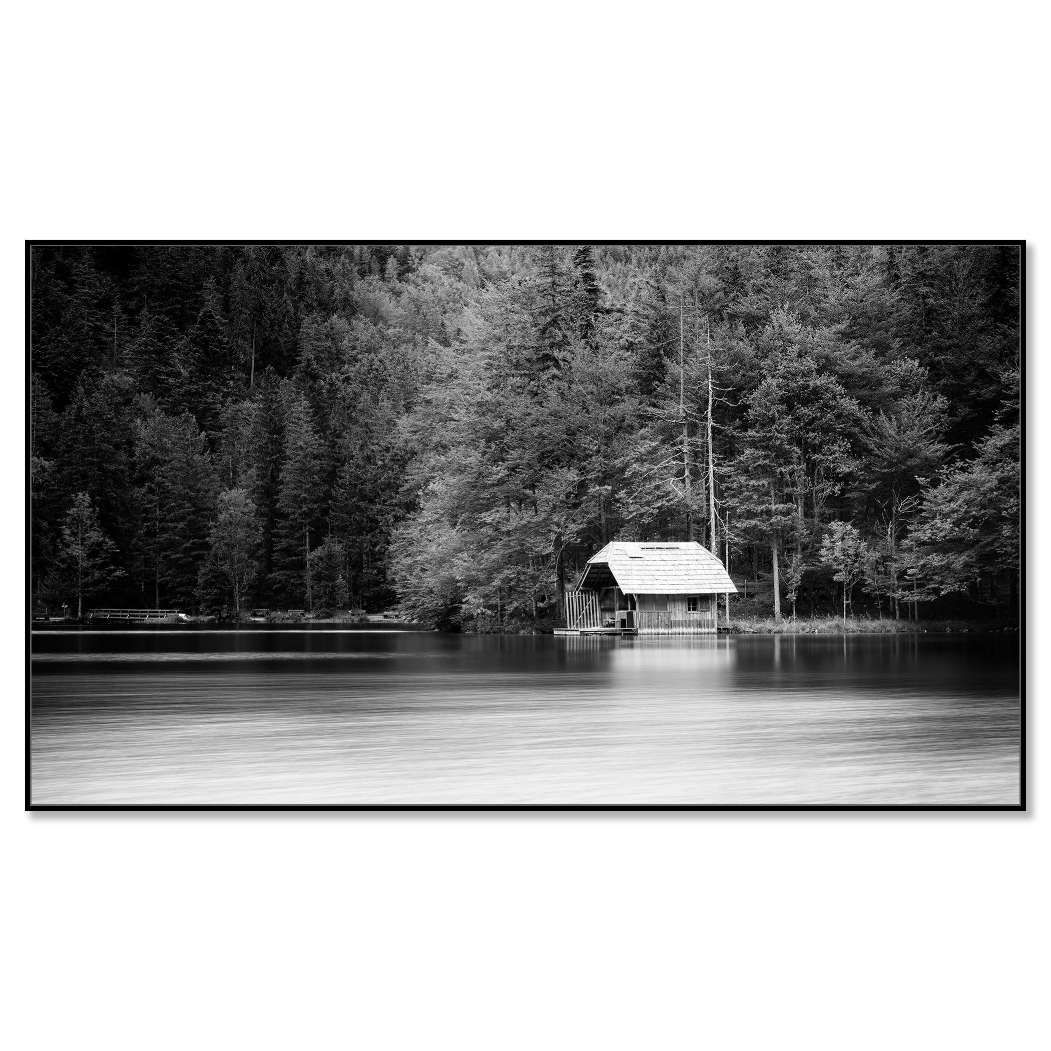 Panorama d'un bateau en bois, Autriche, photographie d'art en noir et blanc d'un paysage aquatique - Contemporain Photograph par Gerald Berghammer