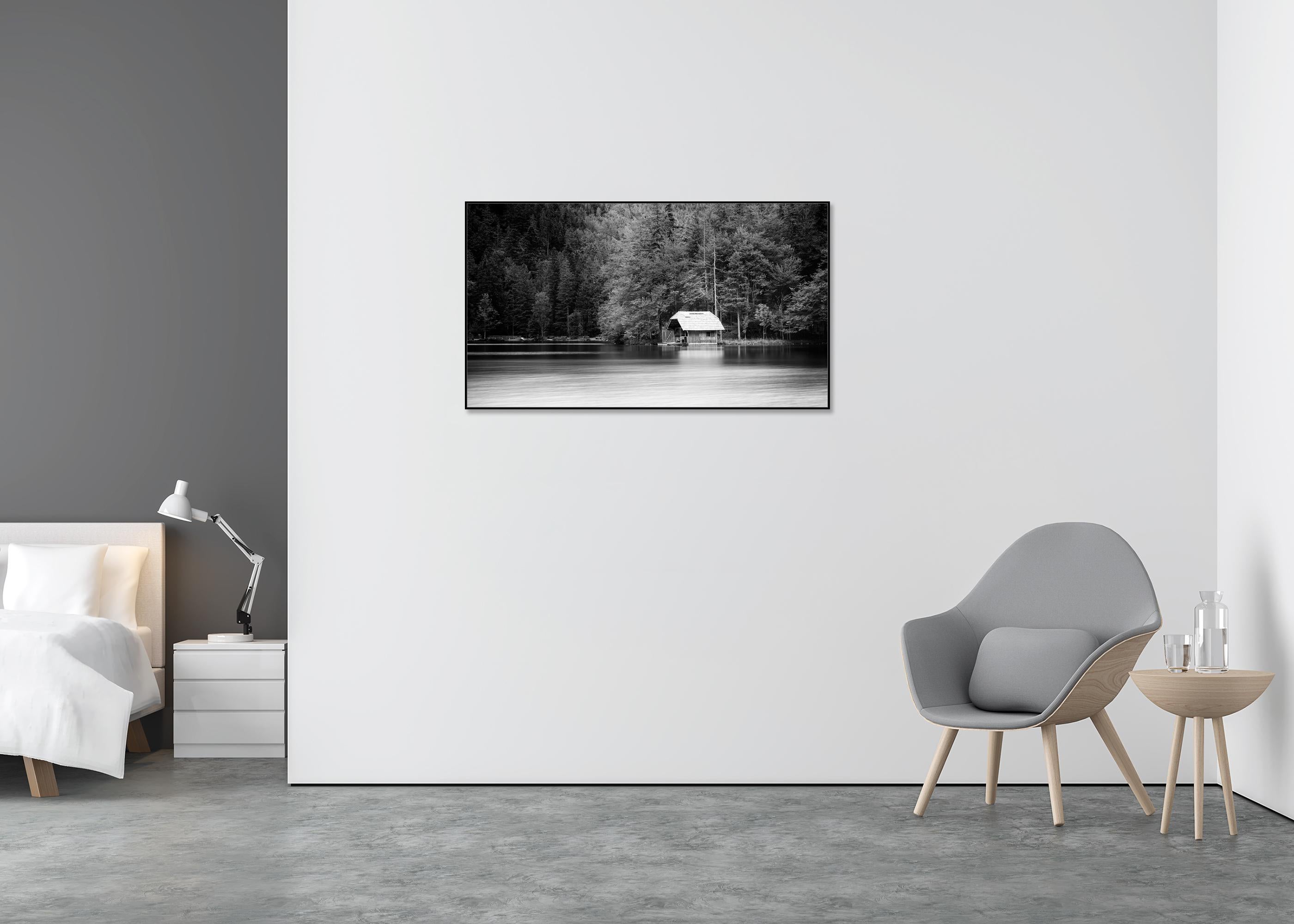 Panorama d'un bateau en bois, Autriche, photographie d'art en noir et blanc d'un paysage aquatique - Noir Landscape Photograph par Gerald Berghammer