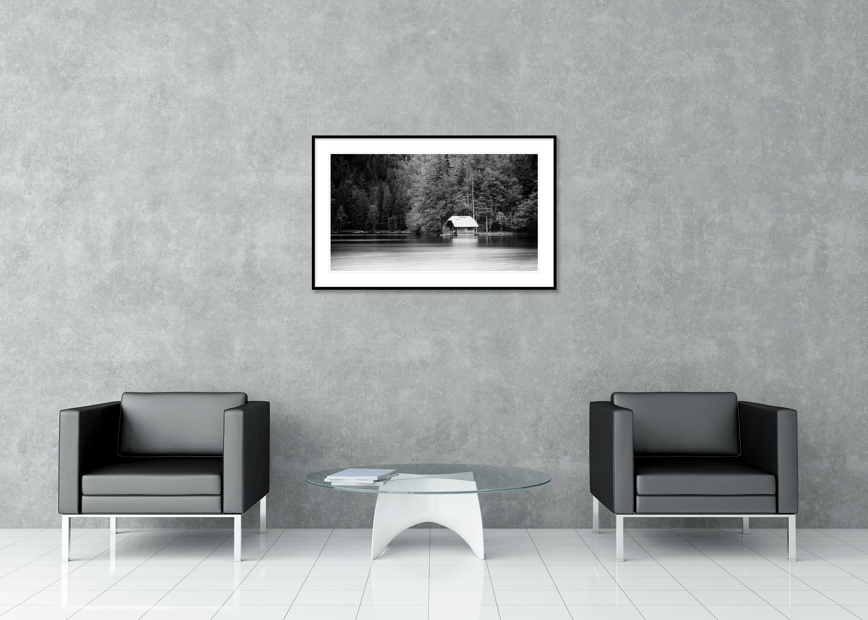 Panorama d'un bateau en bois, Autriche, photographie d'art en noir et blanc d'un paysage aquatique en vente 2
