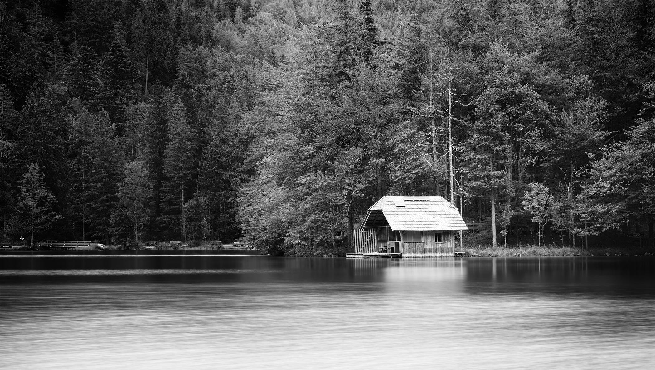 Panorama de la Casa del Barco de Madera, Austria, fotografía artística en blanco y negro de paisajes acuáticos