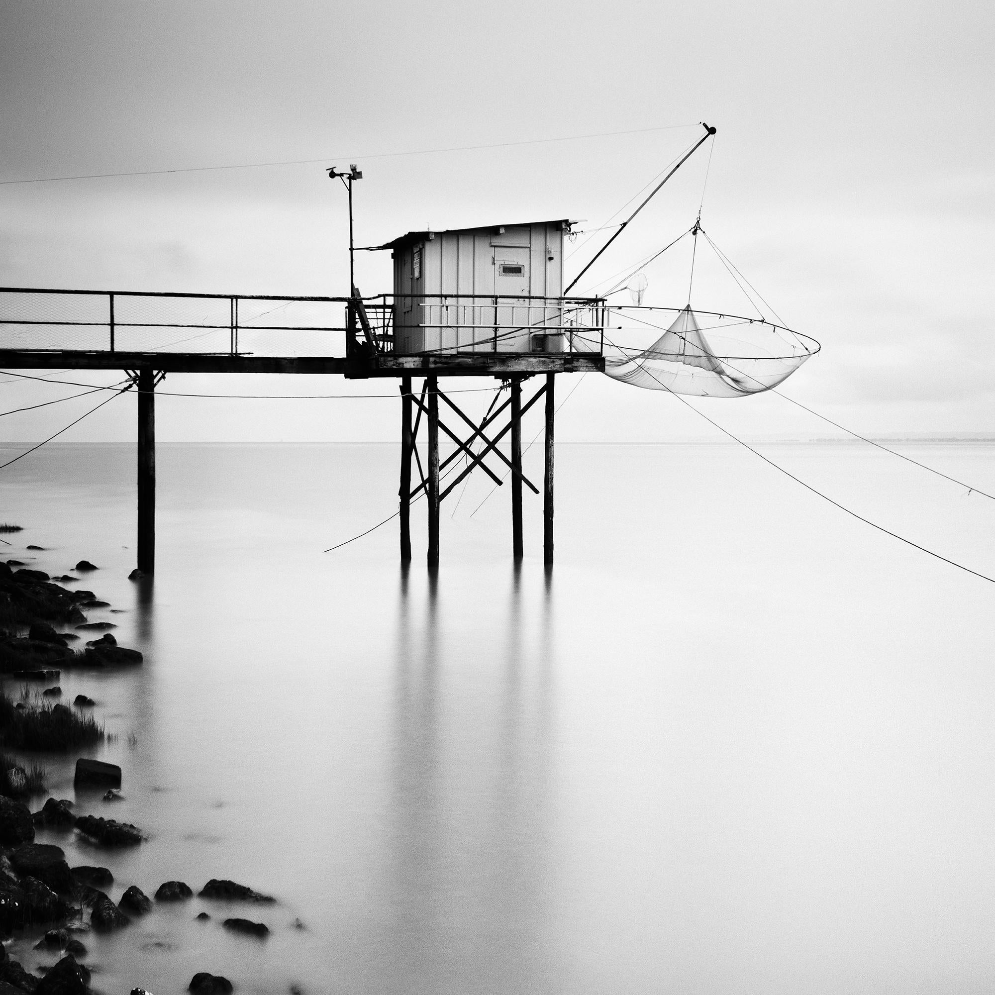 Holz-Fischhütte auf Stilts, Schwarz-Weiß-Fotografie, Druck in limitierter Auflage im Angebot 3