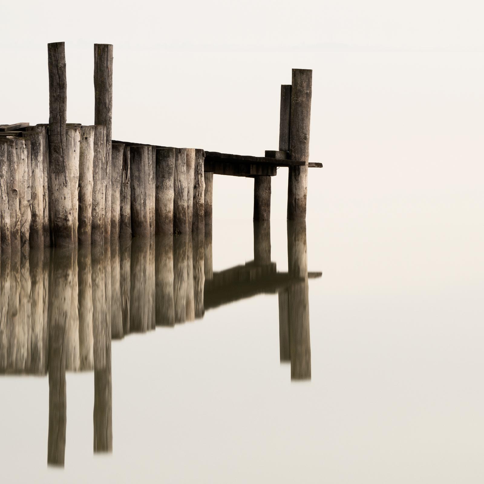 Wooden Pegs in the Lake, Farbfotografie, limitierte Auflage, Meereslandschaft, Landschaft im Angebot 5