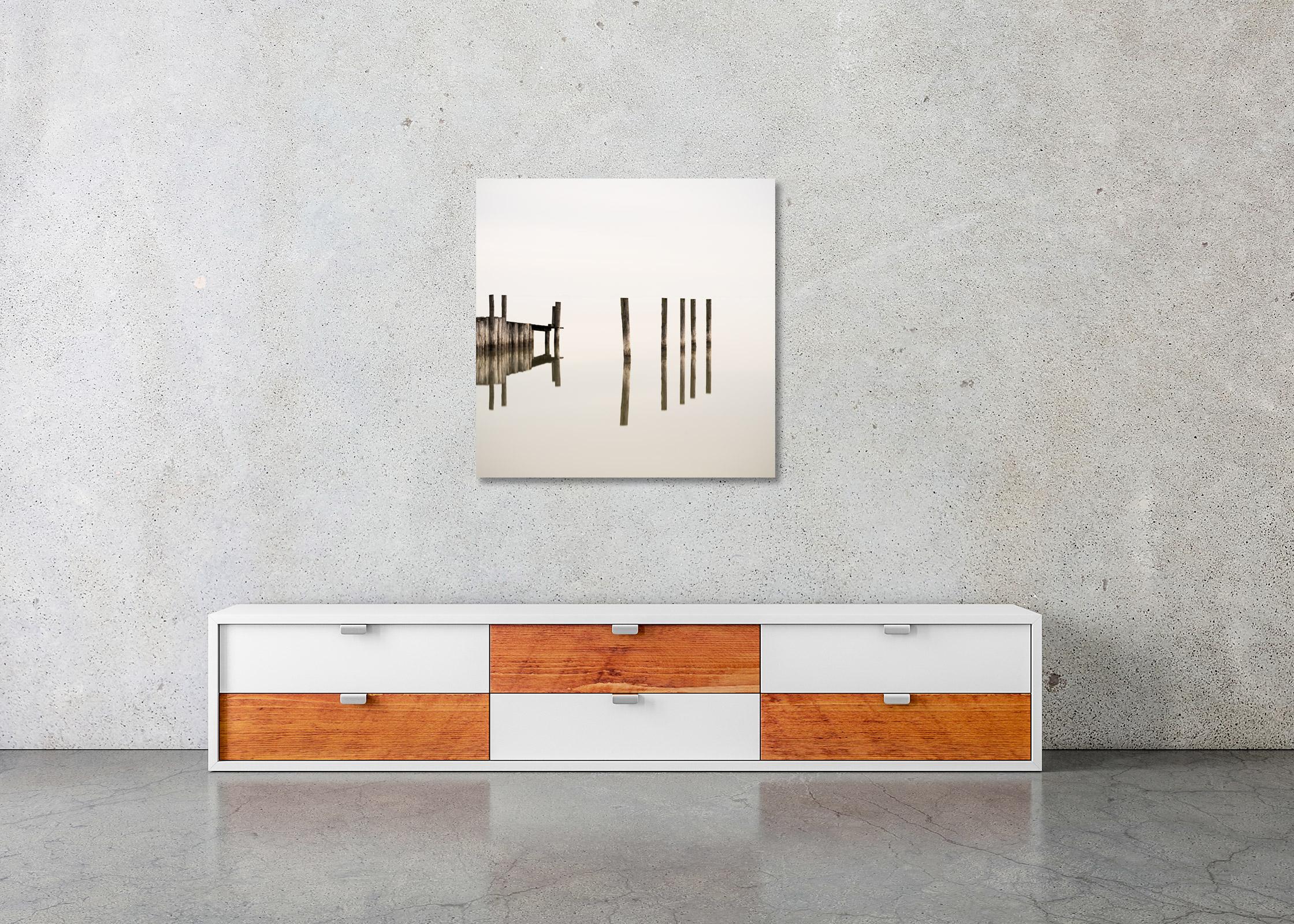 Wooden Pegs in the Lake, Farbfotografie, limitierte Auflage, Meereslandschaft, Landschaft im Angebot 2