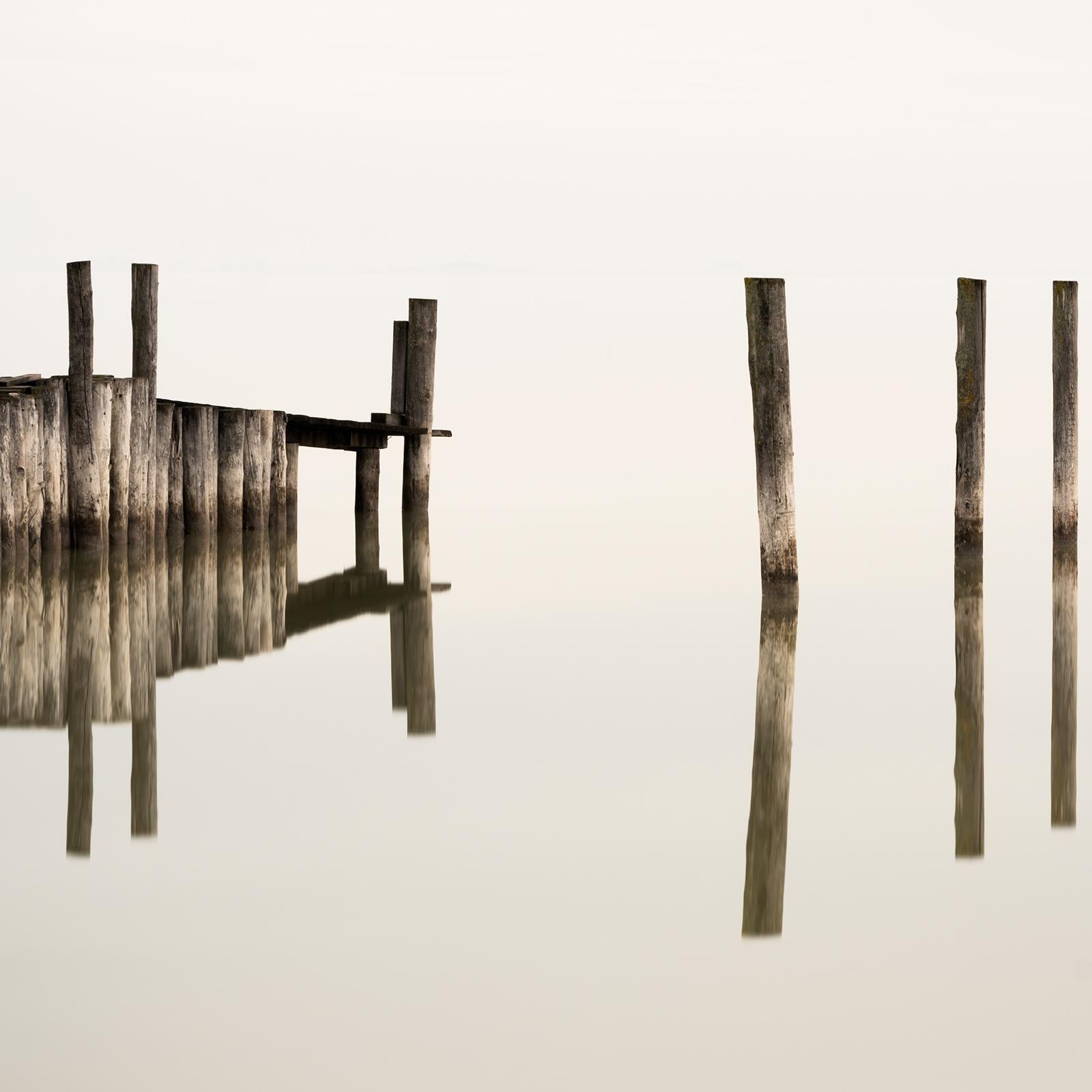 Wooden Pegs in the Lake, Farbfotografie, limitierte Auflage, Meereslandschaft, Landschaft im Angebot 4