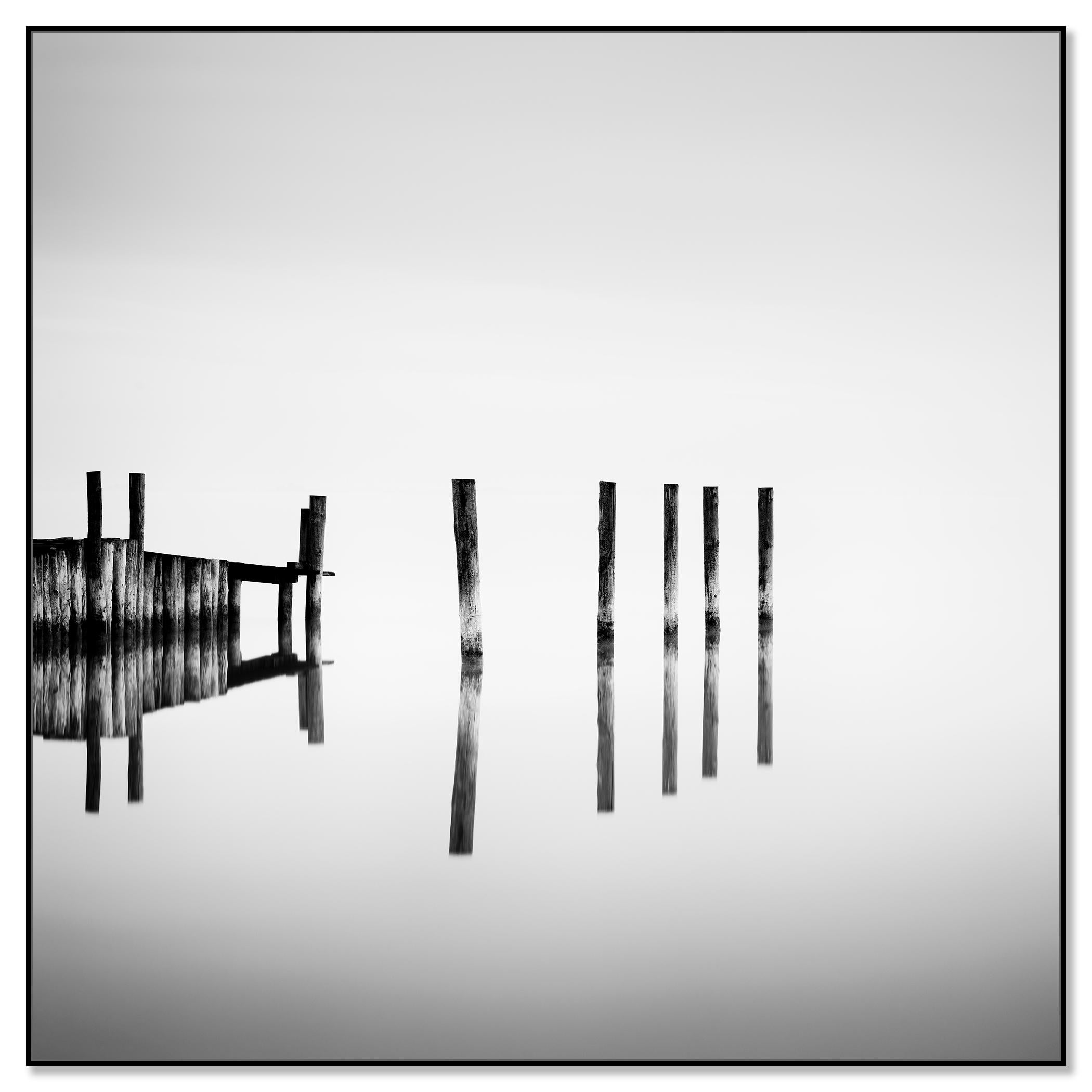 Holzsockel, Seestücke, Langer Ausblick, Wasserlandschaft, Landschaft in limitierter Auflage – Photograph von Gerald Berghammer