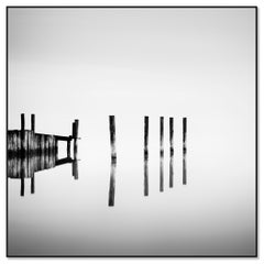 Postes de Madera y Reflejo del Agua, Fotografía Minimalista de Larga Exposición - Limitada