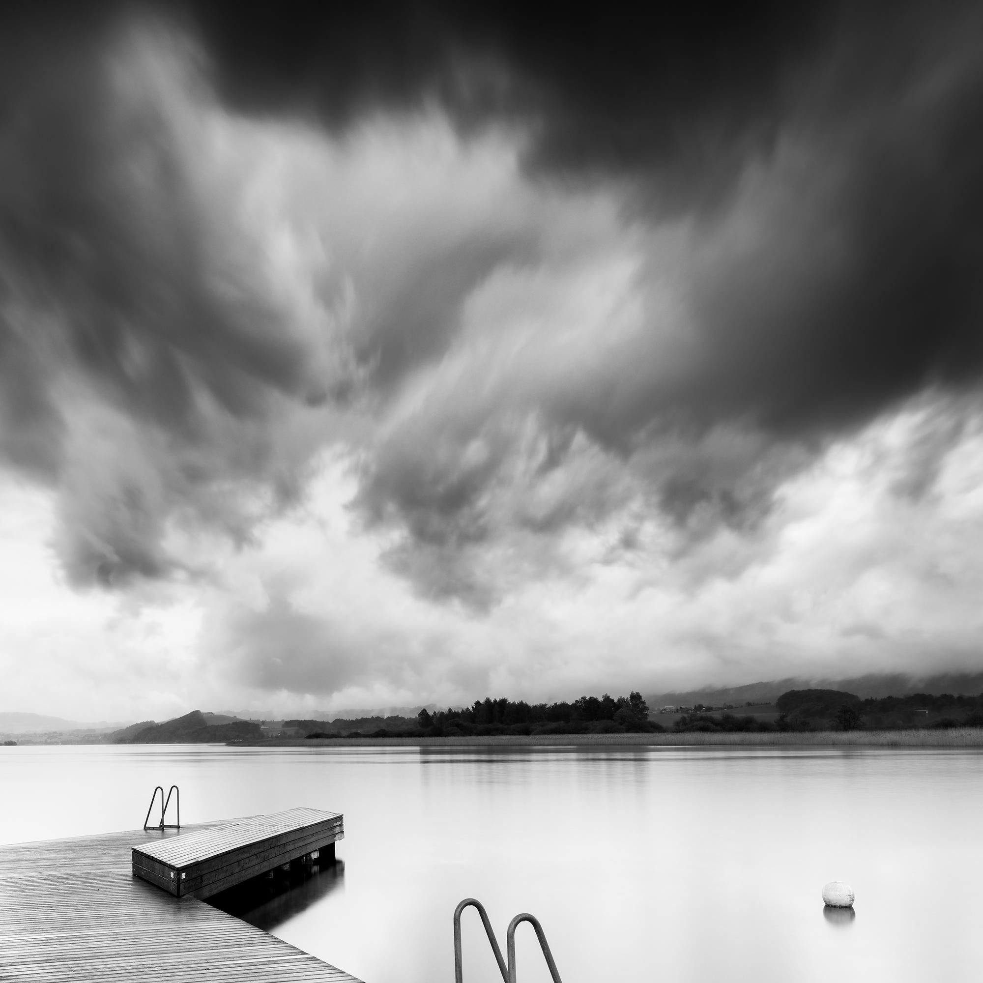 Jetée en bois pendant une tempête, longue exposition, photographie de paysage aquatique en noir et blanc en vente 6