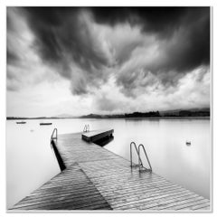 Une jetée en bois sous la tempête, Autriche – Photographie d'art en noir et blanc en édition limitée