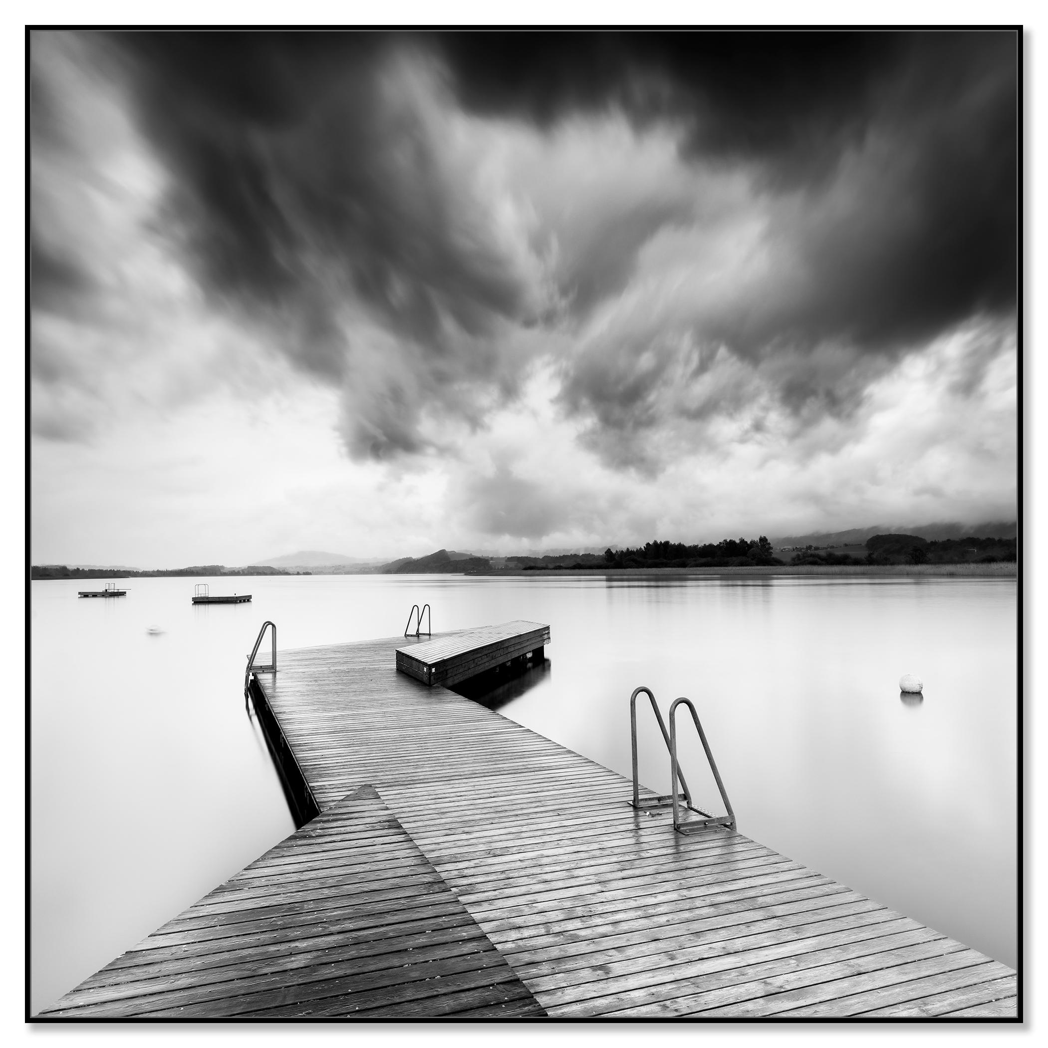 Jetée en bois pendant une tempête, longue exposition, photographie de paysage aquatique en noir et blanc - Contemporain Photograph par Gerald Berghammer