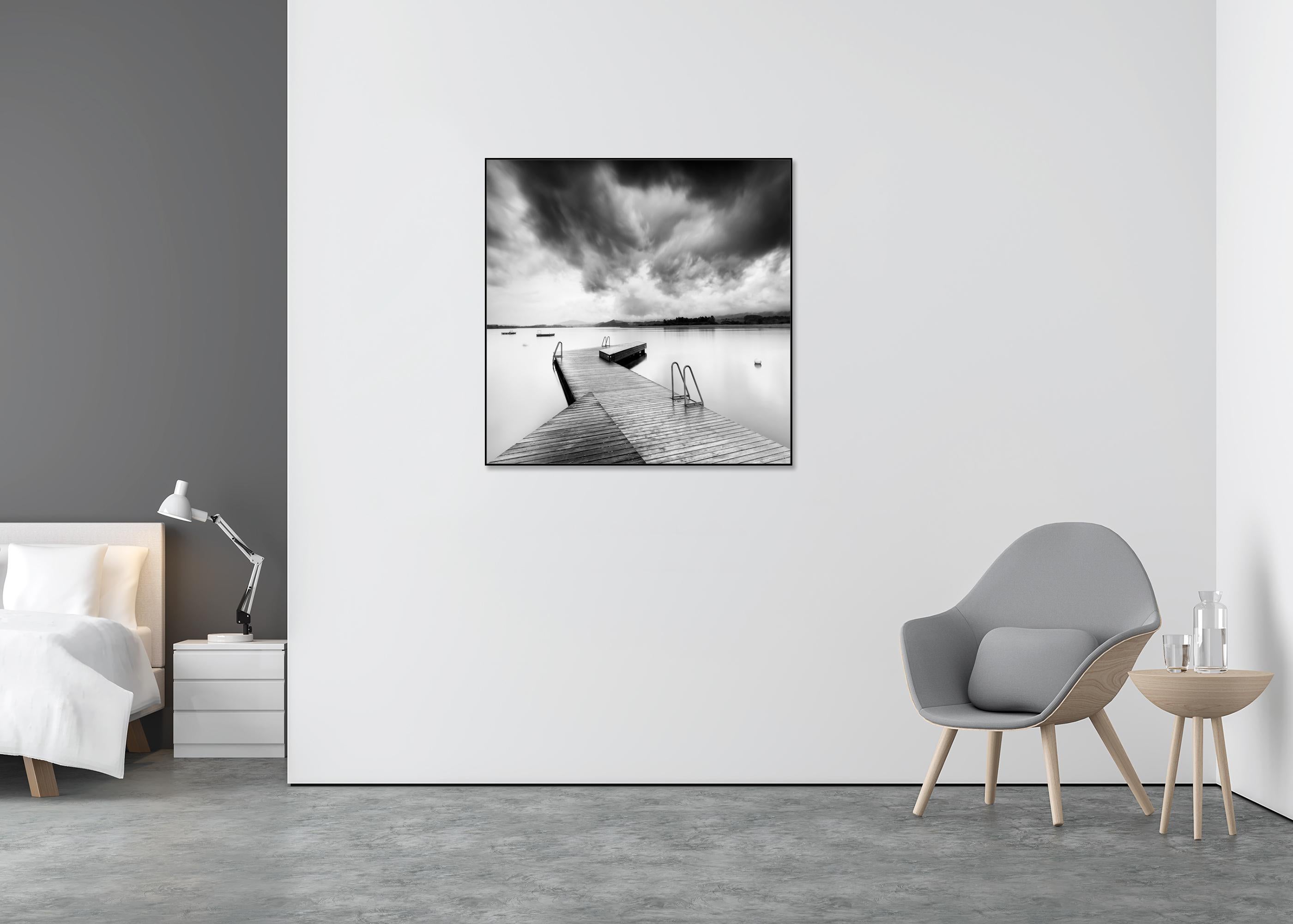 Jetée en bois pendant une tempête, longue exposition, photographie de paysage aquatique en noir et blanc - Gris Landscape Photograph par Gerald Berghammer