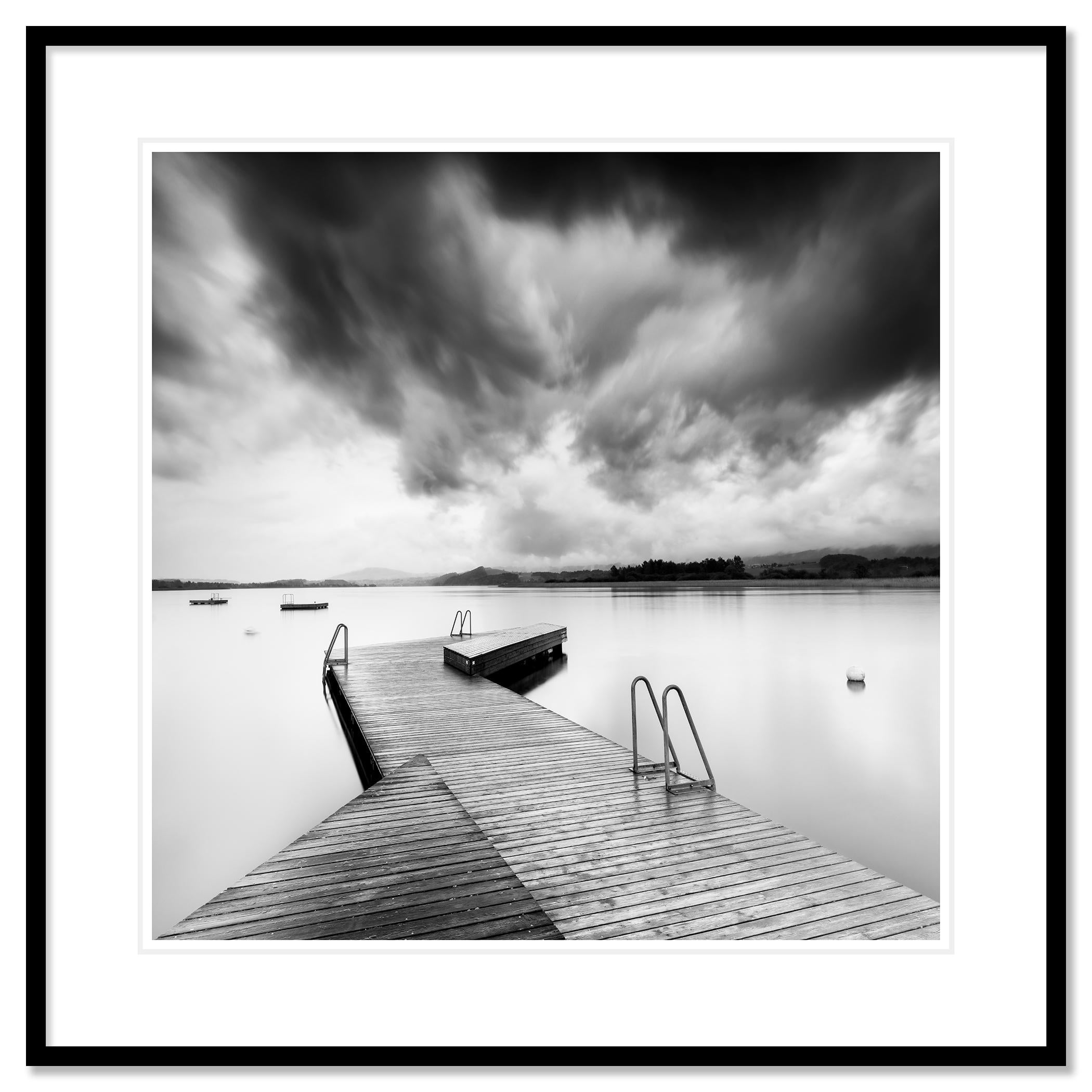 Jetée en bois pendant une tempête, longue exposition, photographie de paysage aquatique en noir et blanc en vente 1