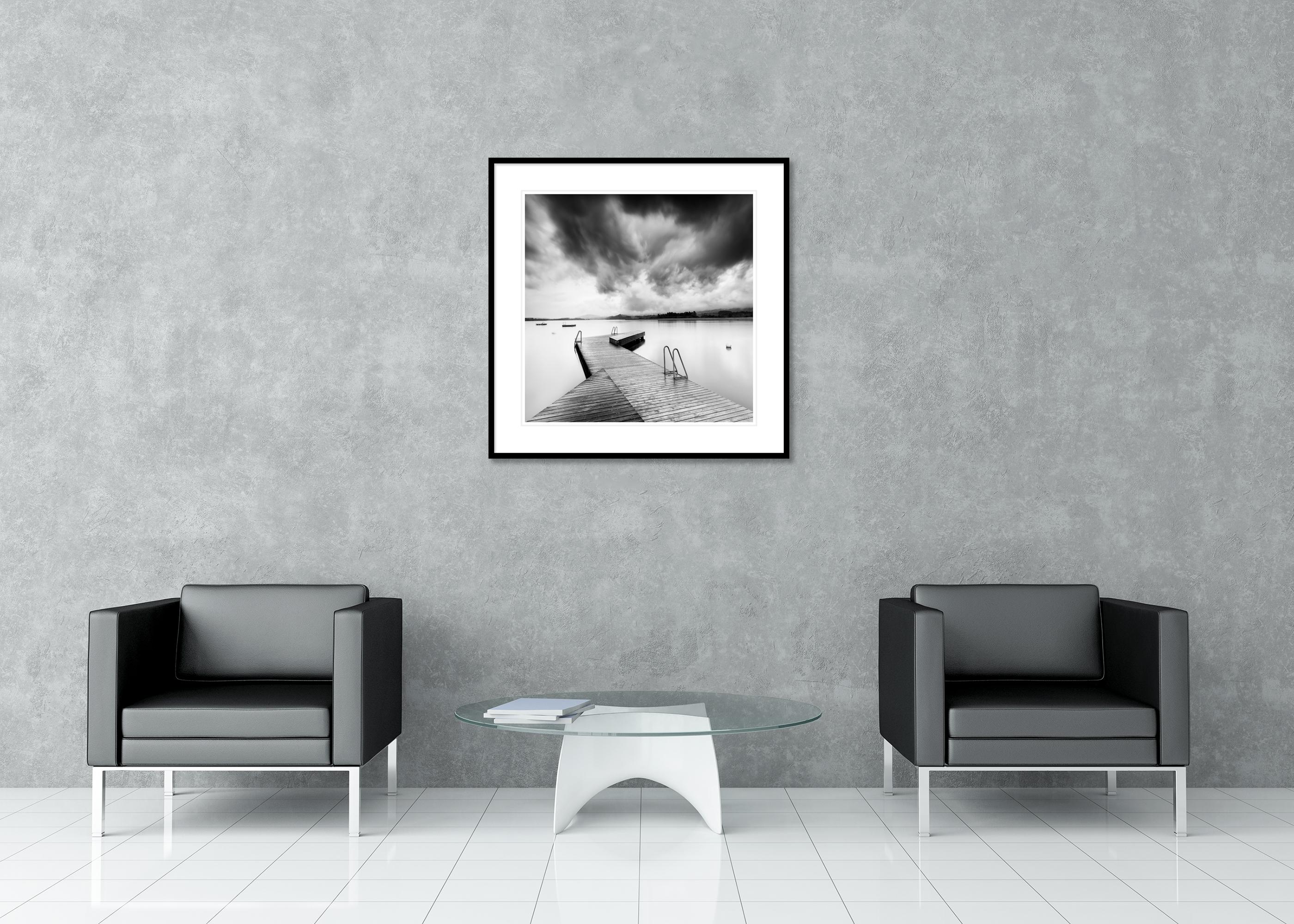 Jetée en bois pendant une tempête, longue exposition, photographie de paysage aquatique en noir et blanc en vente 2