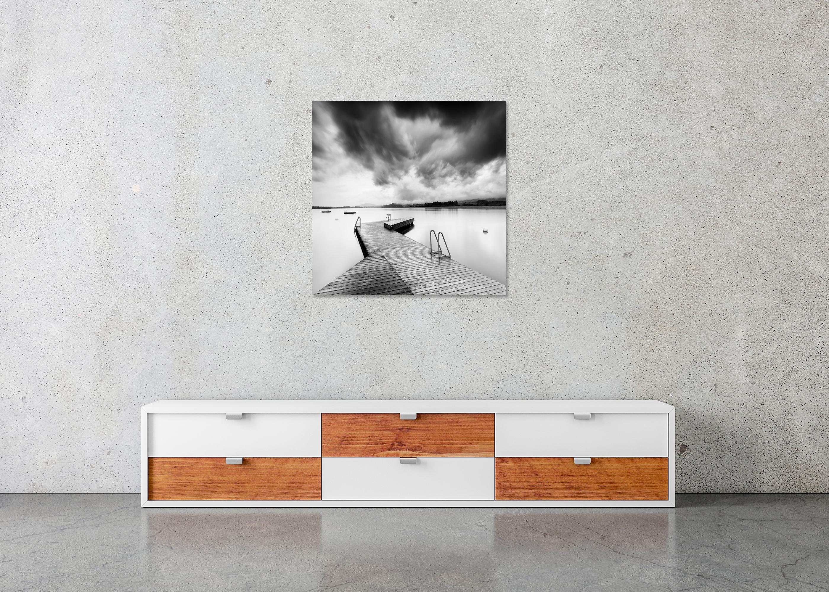 Jetée en bois pendant une tempête, longue exposition, photographie de paysage aquatique en noir et blanc en vente 4