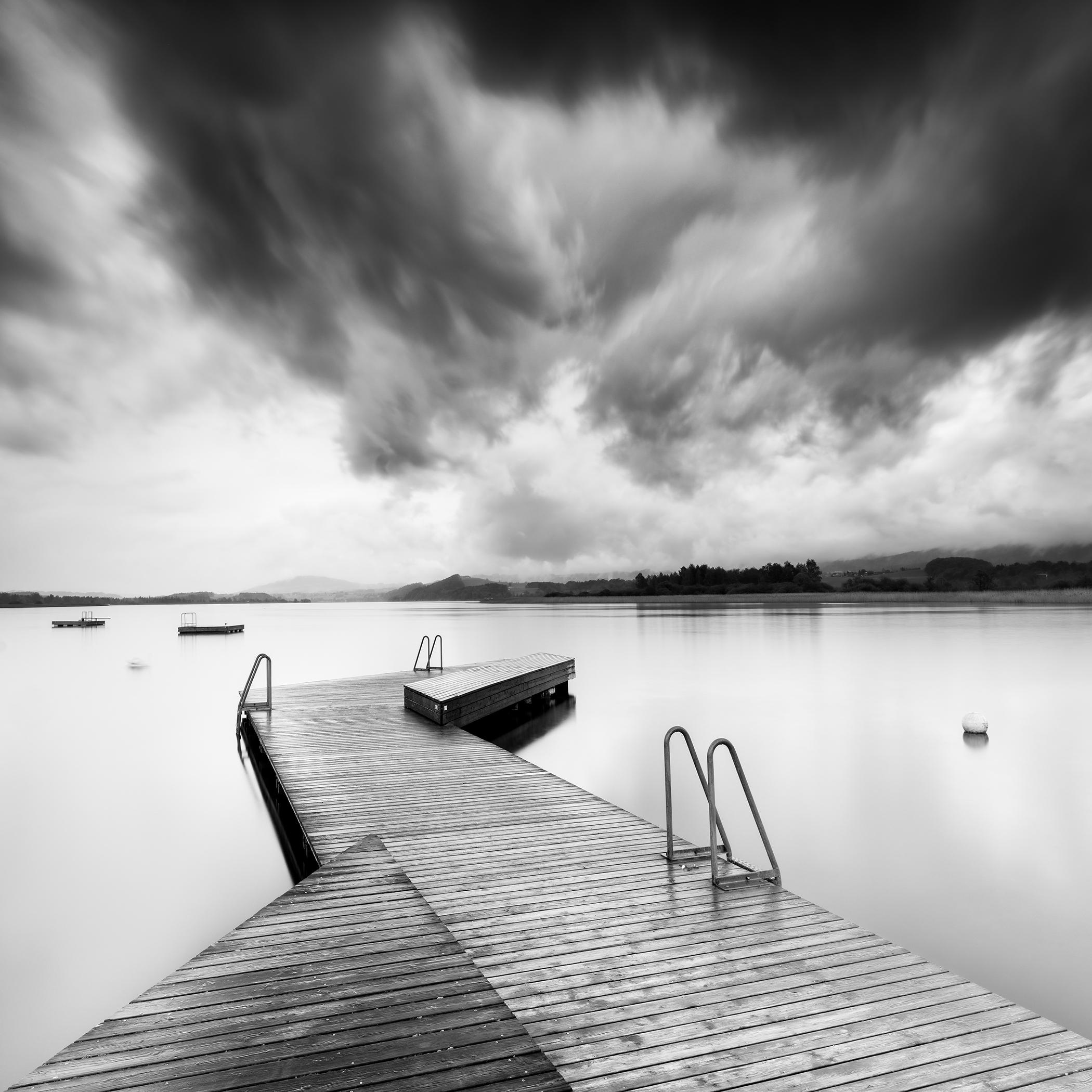 Muelle de madera durante una tormenta, larga exposición, fotografía de paisaje acuático en blanco y negro