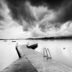 Molo di legno durante la tempesta, lunga esposizione, fotografia di paesaggio acquatico in bianco e nero