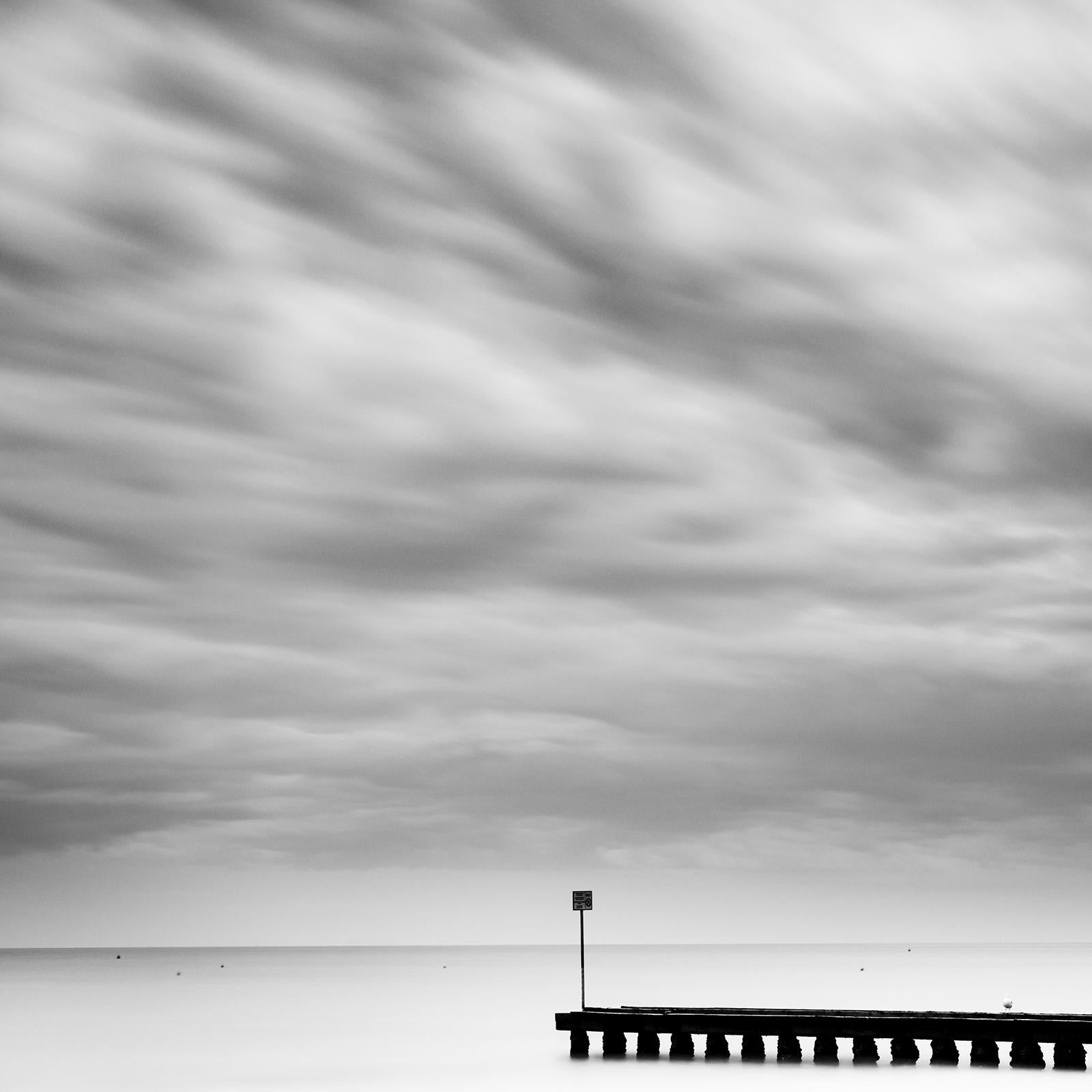 Wooden Pier in the Sea, Schwarz-Weiß, Langzeitbelichtungsfotografie, Landschaft im Angebot 6